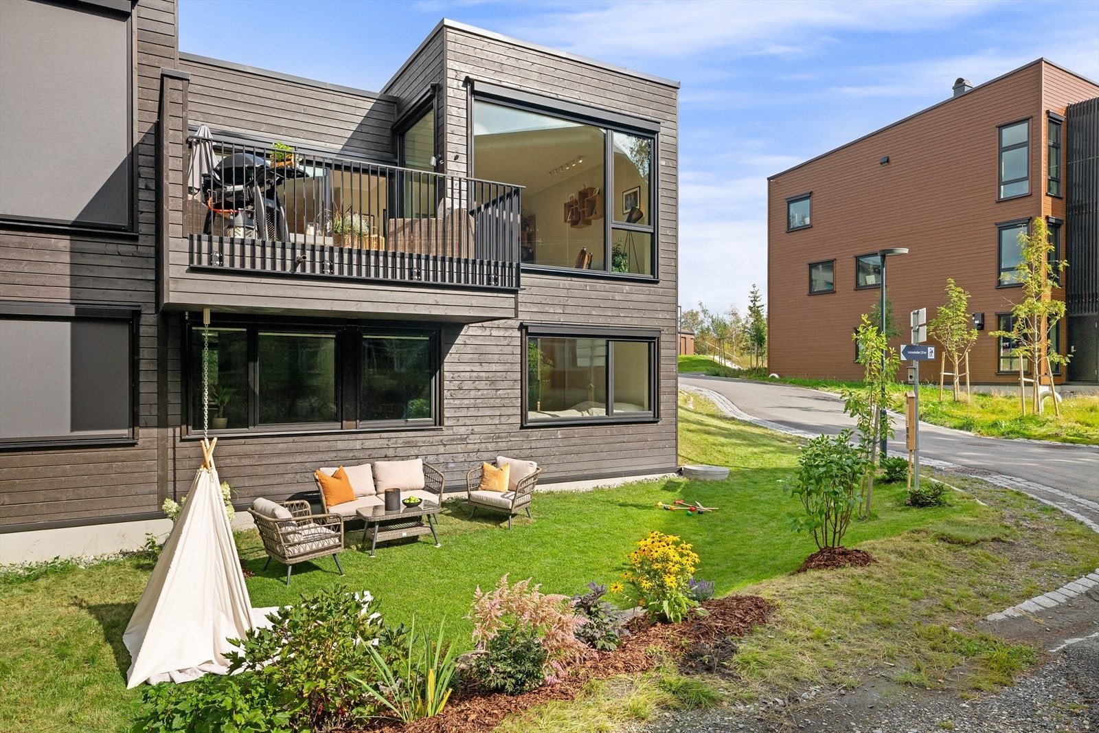 Innerst i en blindvei og med Nordmarka som nærmeste nabo ligger det nyetablerte boligfeltet Vitigrend - Idyllisk på toppen av Voksenkollen. Perfekt for barnefamilier med et trygt oppvekstmiljø og en barnehage kun 150m unna. Galleribilde