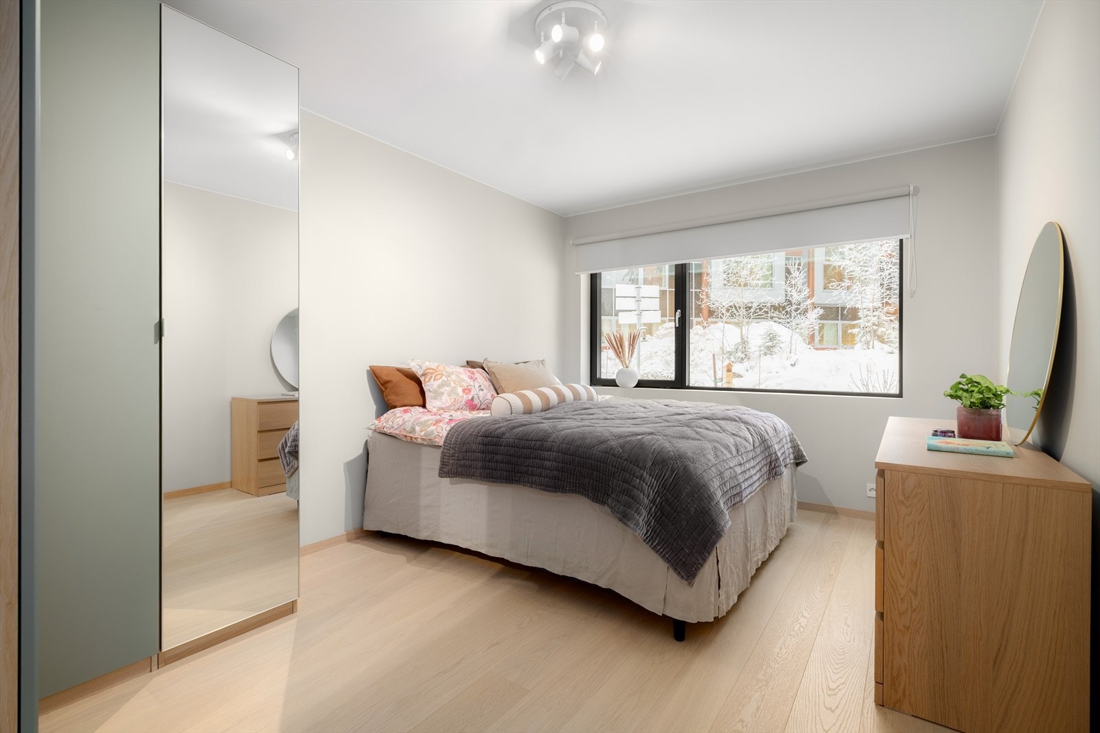 Hovedsoverommet har en sjenerøs størrelse med store vindusflater. Galleribilde