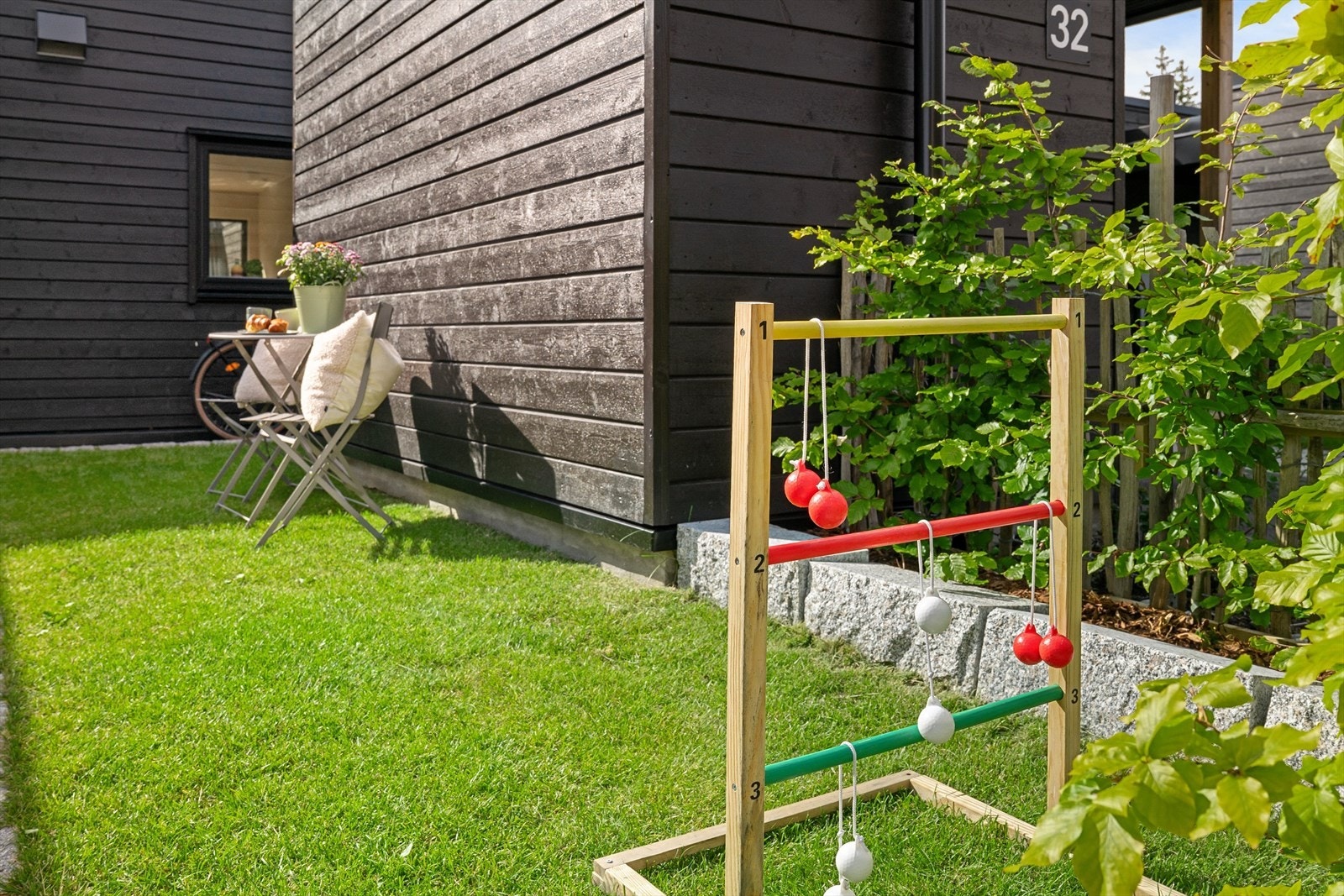 Sitat selger: "Vår og sommer får vi morgensol inn gjennom kjøkkenvinduet og på uteplassen foran boligen". Deilig å nyte dagens første kaffekopp her." Galleribilde