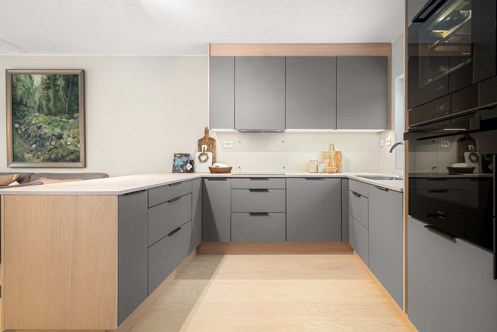 Endeplater og foringer i lys eik skaper et gjennomført uttrykk. Galleribilde