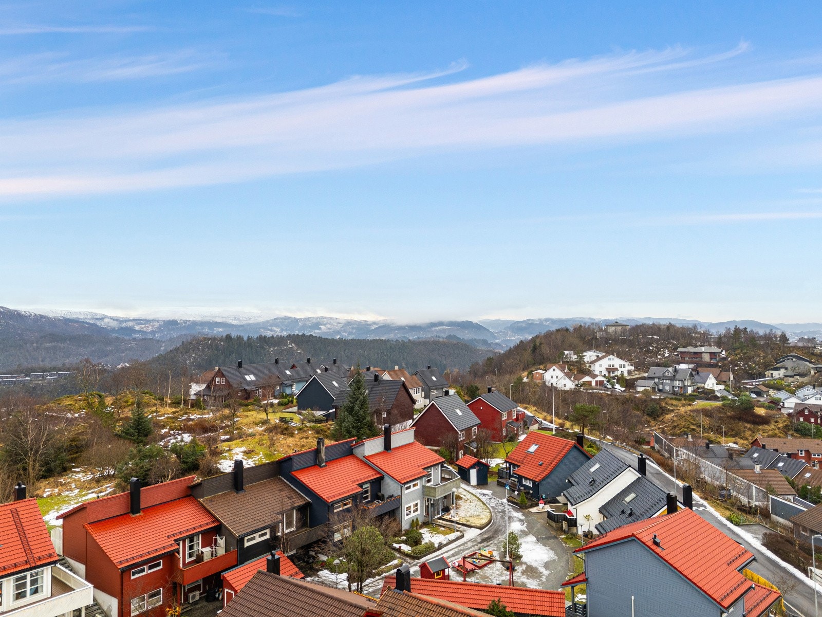 Godt oppvekstmiljø for barna. Bilfritt tun og skolekrets der barna kan gå hele 1-10 klasse på samme skole! Galleribilde