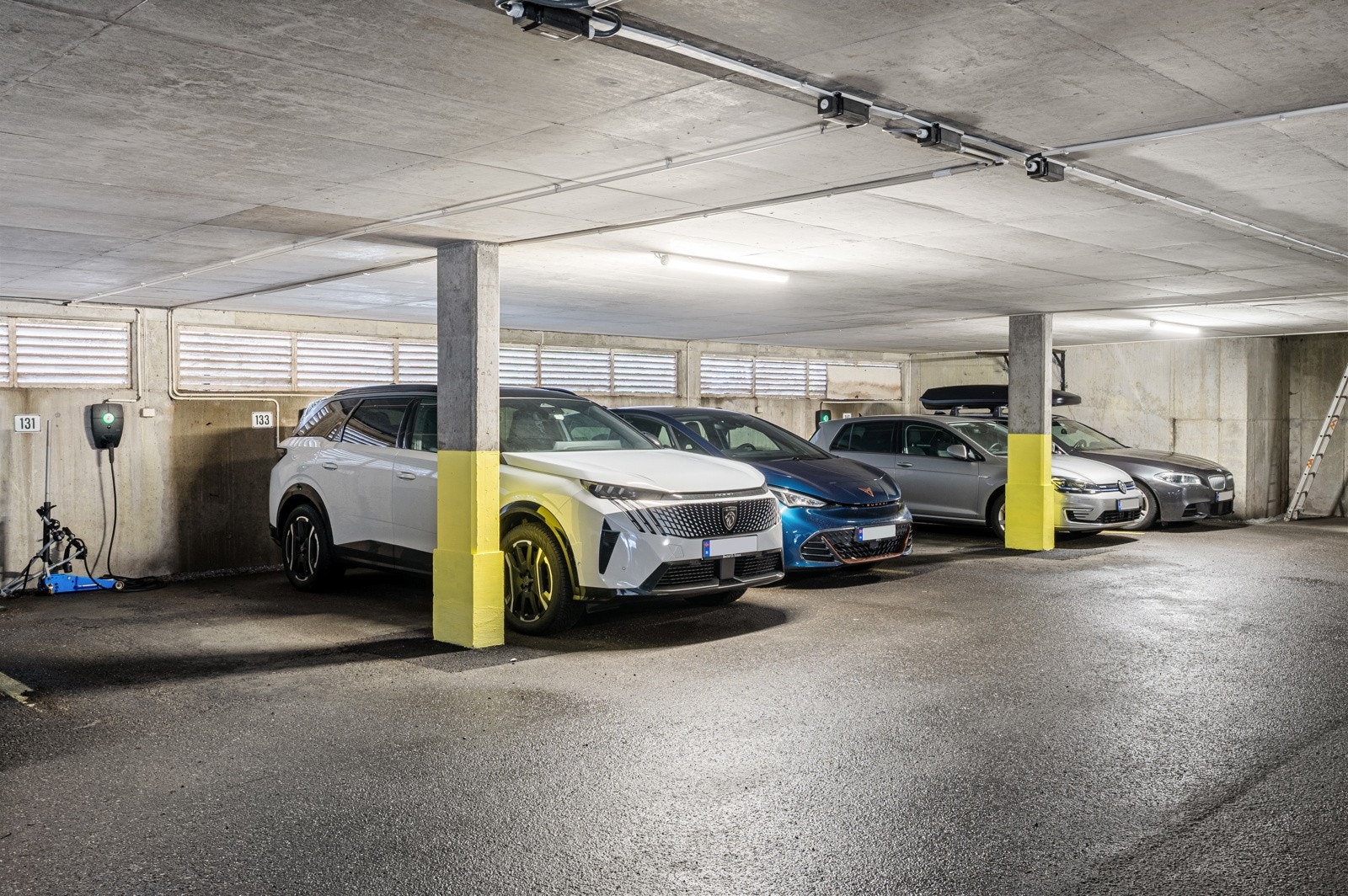 Parkering i garasjeanlegg med elbillader. I 2025 utførte BB-A arbeidet med å rehabilitere og styrke alle betongsøylene i garasjeanlegget, samt utbedre dreneringen i og rundt anlegget. I tillegg ble det montert en ny garasjedør med integrert utgangsdør Galleribilde