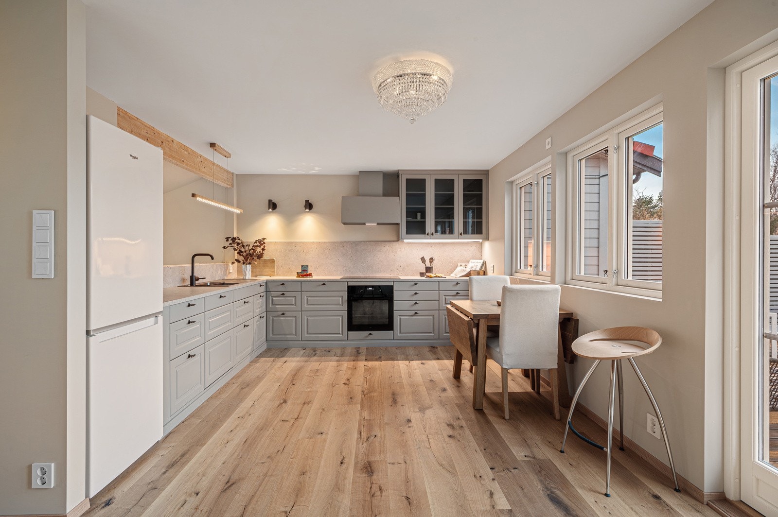 Integrerte hvitevarer som medfølger er stekeovn fra AEG, induksjonstopp (80cm) fra Frigor og oppvaskmaskin fra Siemens Galleribilde