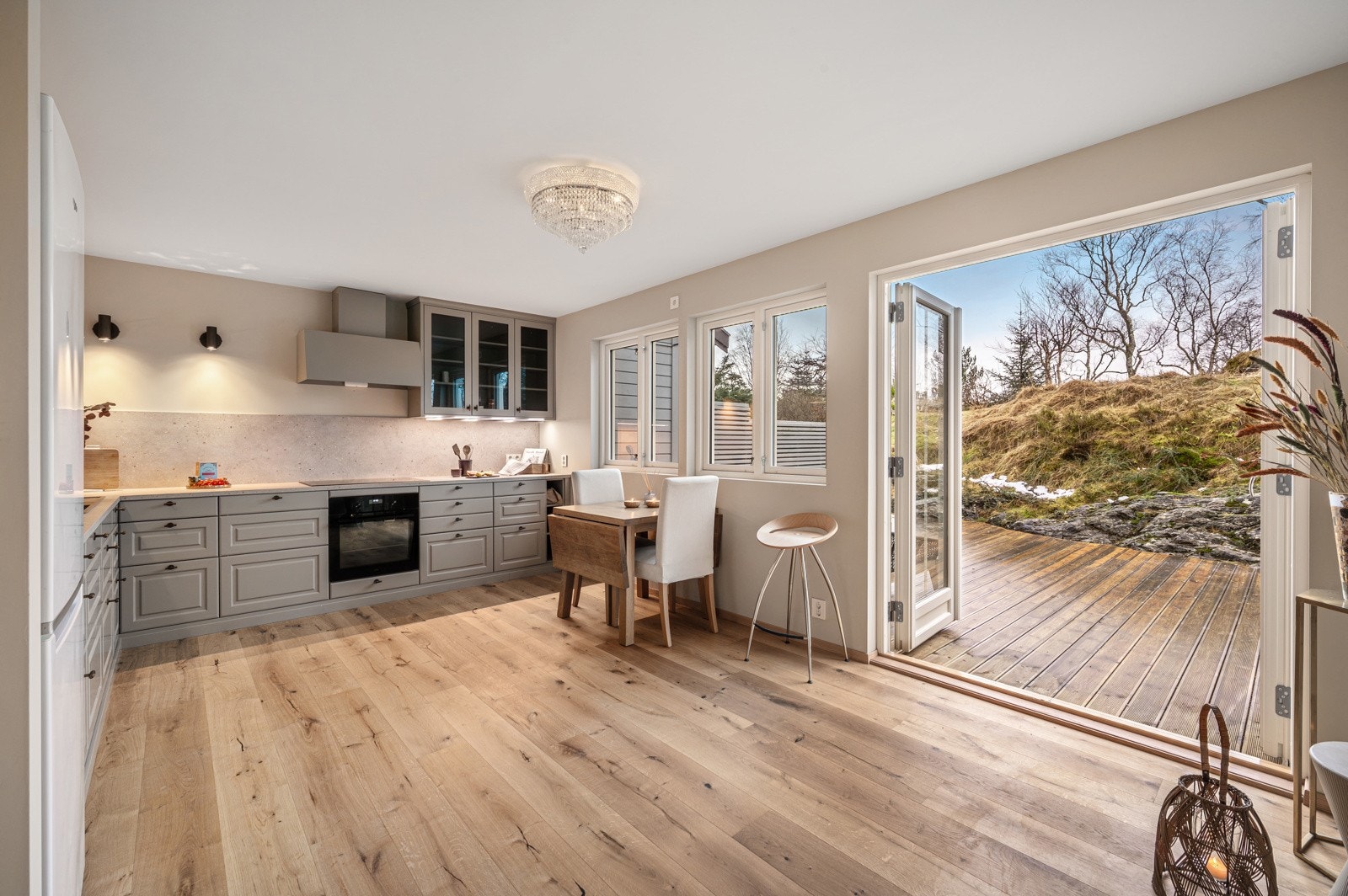 Pent kjøkken med god plass til spisebord Galleribilde