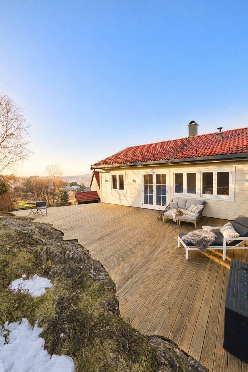 Stor terrasse med tilkomst fra kjøkken Galleribilde