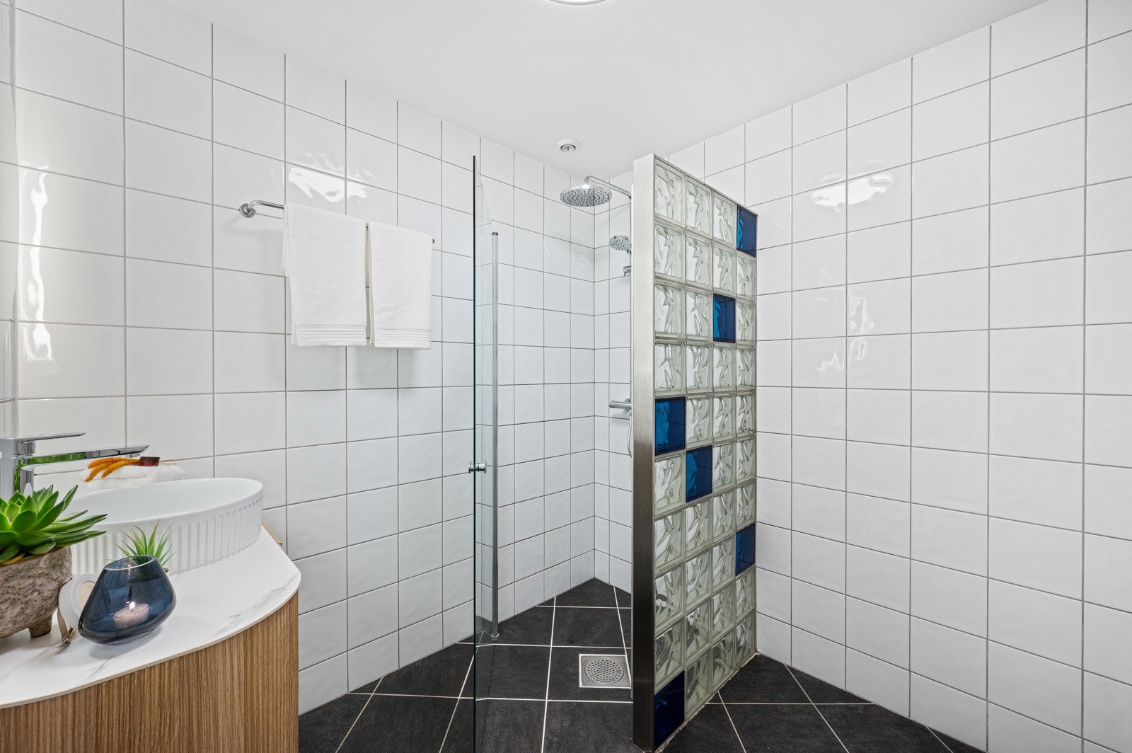 Flislagt bad med varme i gulv Galleribilde