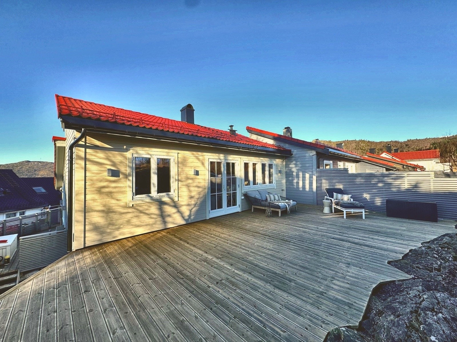 Stor usjenert uteplass Galleribilde