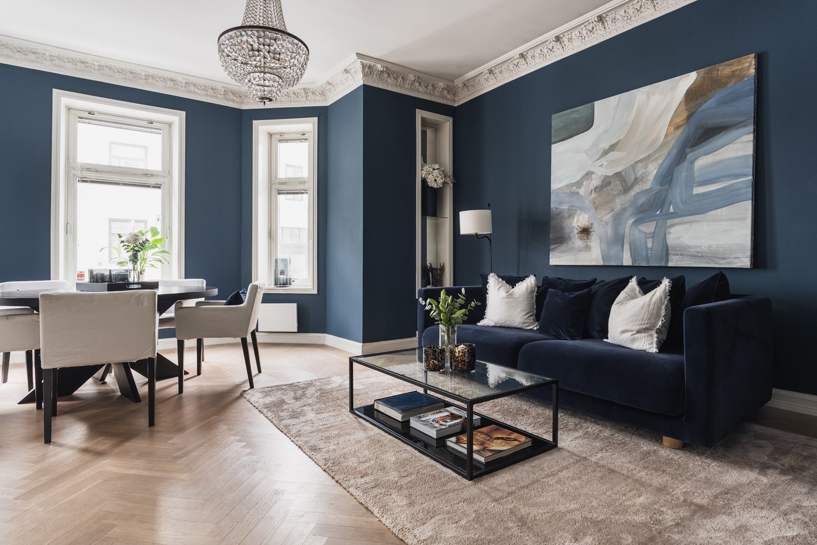 Oppholdsrommet oppleves som svært lyst og luftig med generøs takhøyde på hele 2,94 meter. Galleribilde