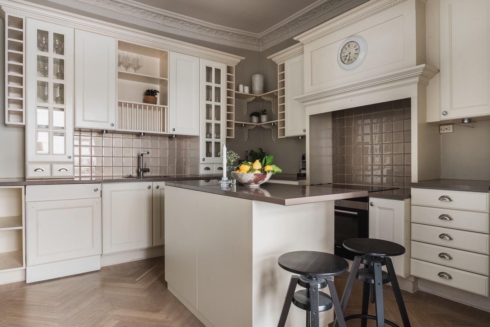 Kjøkkenøy gir ekstra benkeflate og lagringsplass. Hyggelig barløsning med plass til to. Det nederste skapet til venstre er det integrert vaskemaskin. Galleribilde