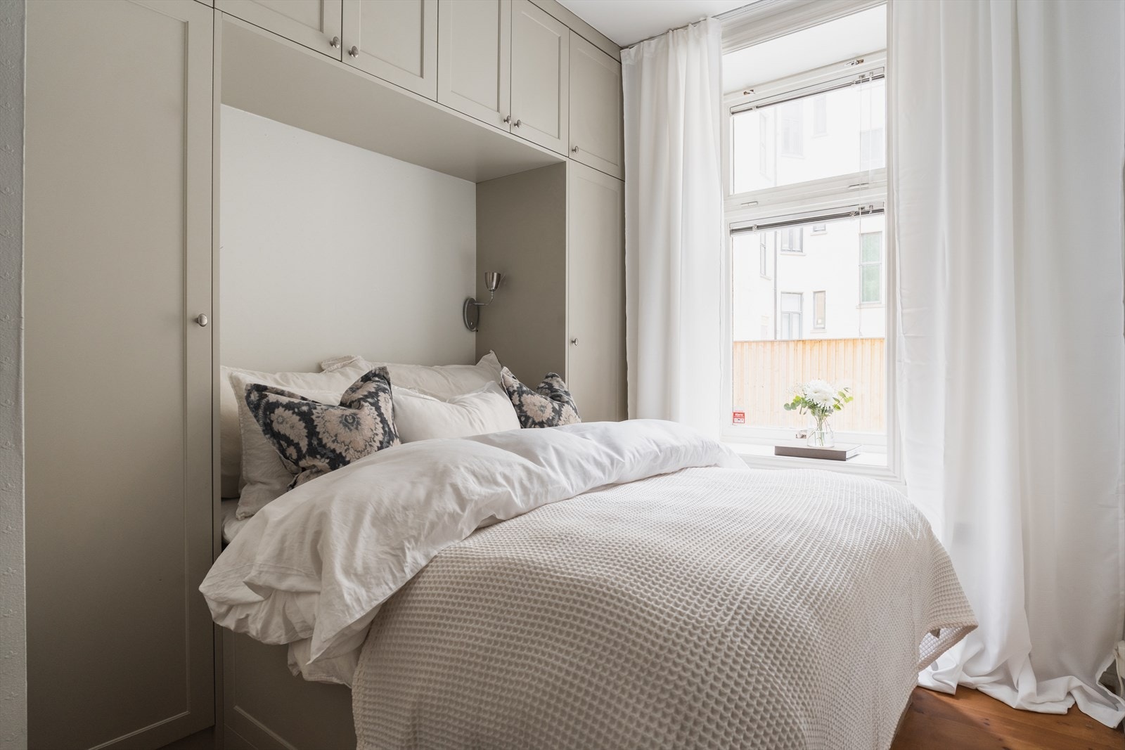 Snekkertilpassede skap rundt seng. Galleribilde