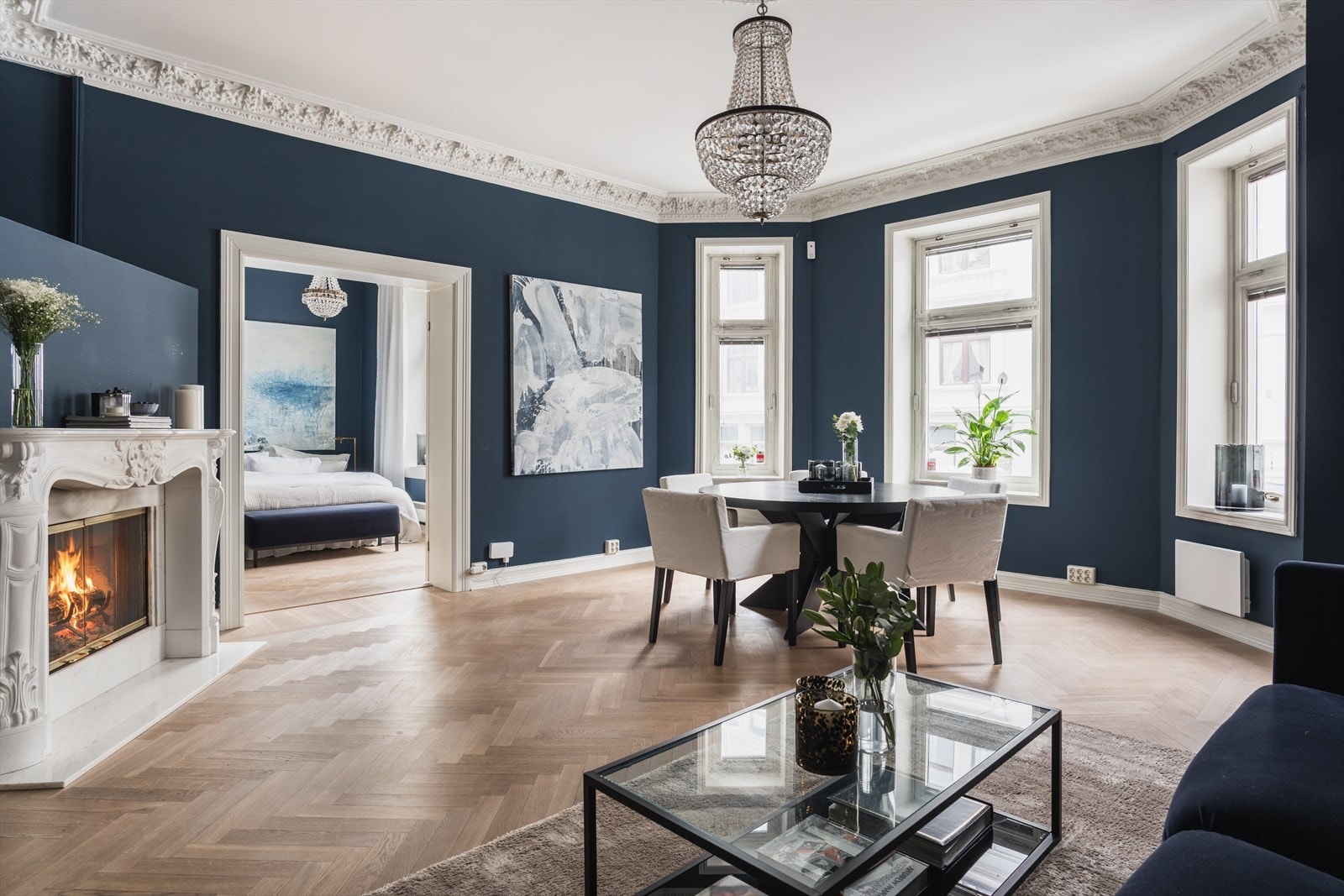 Romslig stue med stor karnapp og vindusflater som gir en svært luftig og behagelig atmosfære. Galleribilde