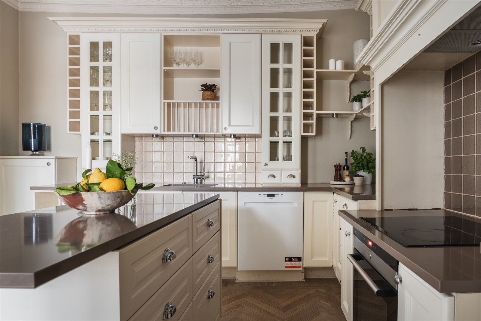 Kjøkkenet er herskapelig og ligger i et adskilt rom. Galleribilde