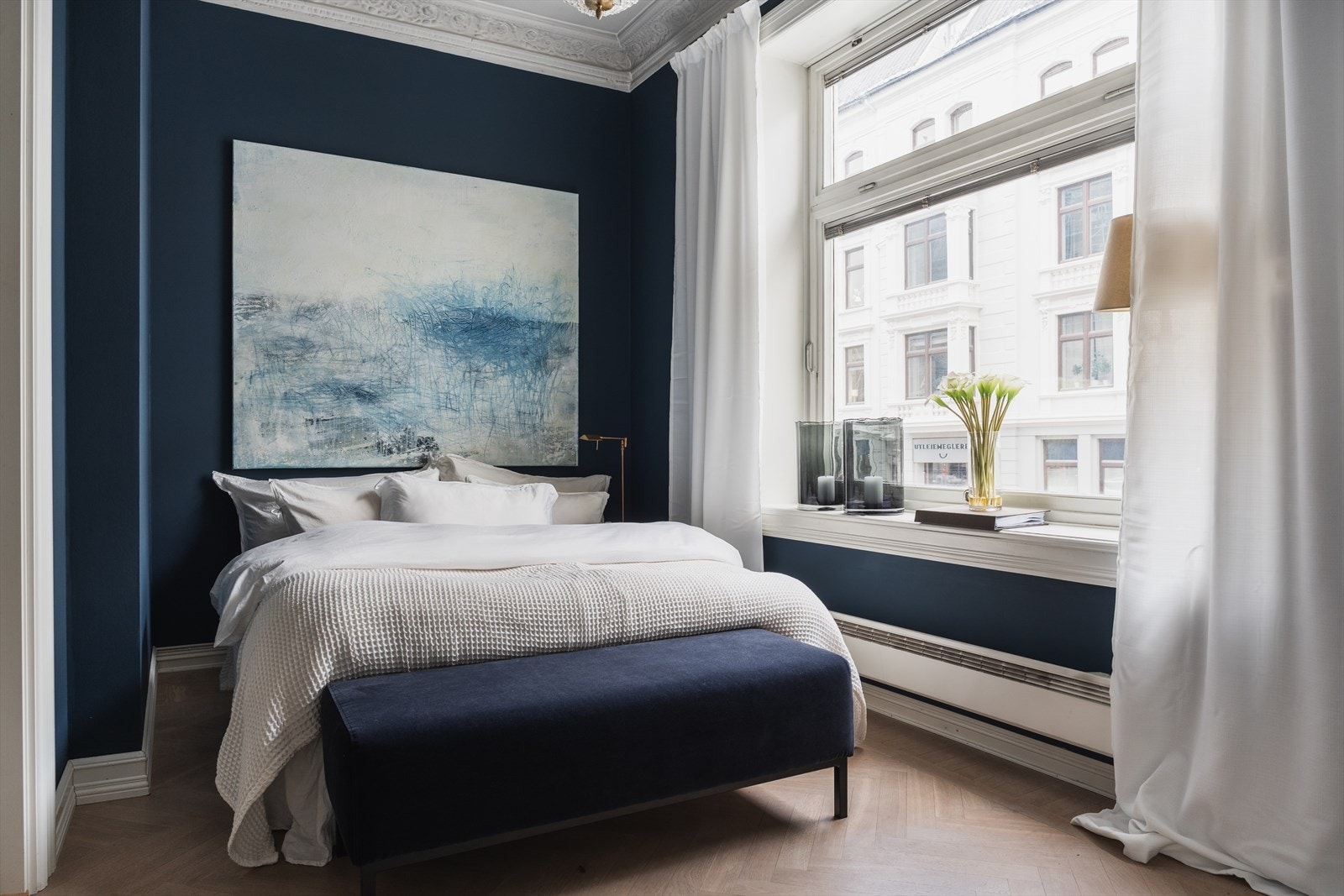 Rommet er av god størrelse og har plass til dobbeltseng og skap. Galleribilde