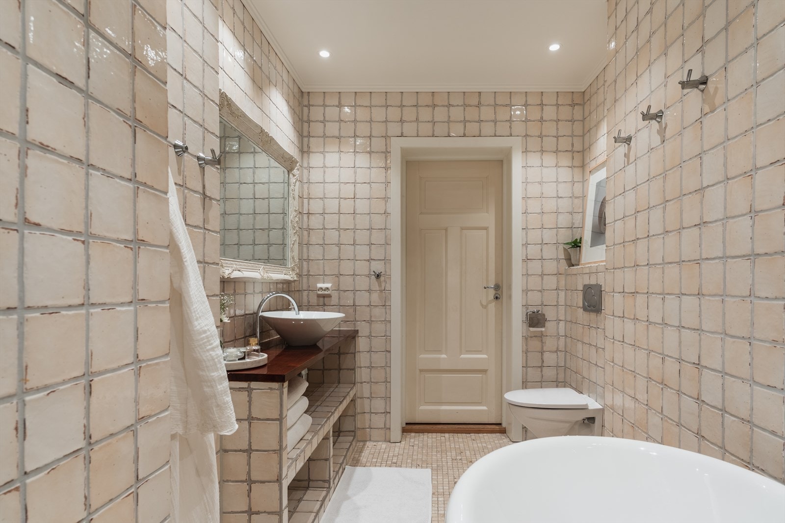 I gangen rett utenfor badet er det plassbygde skap. Galleribilde