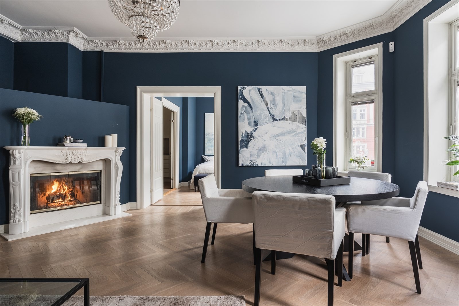 Lekker peis i stue med glassfront og marmor omramming. Stuen kan innredes etter eget ønske. Galleribilde