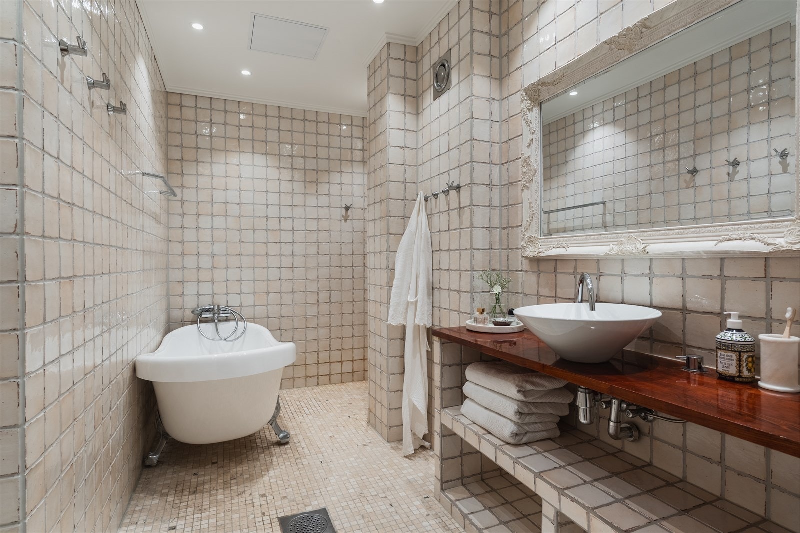 Velholdt bad med med både dusj og badekar. Innredning med flott servant på heltre benkeplate. Galleribilde