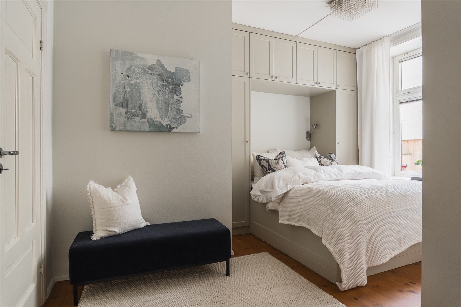 Stort og luftig soverom vendt mot rolig bakgård. Galleribilde