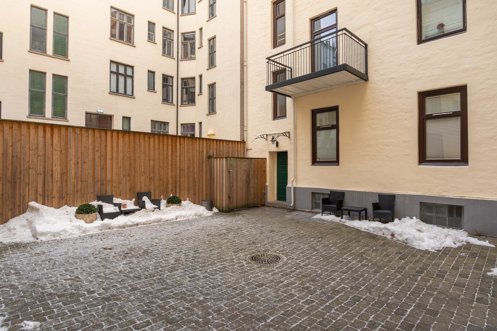 Felles, lukket bakgård. Galleribilde