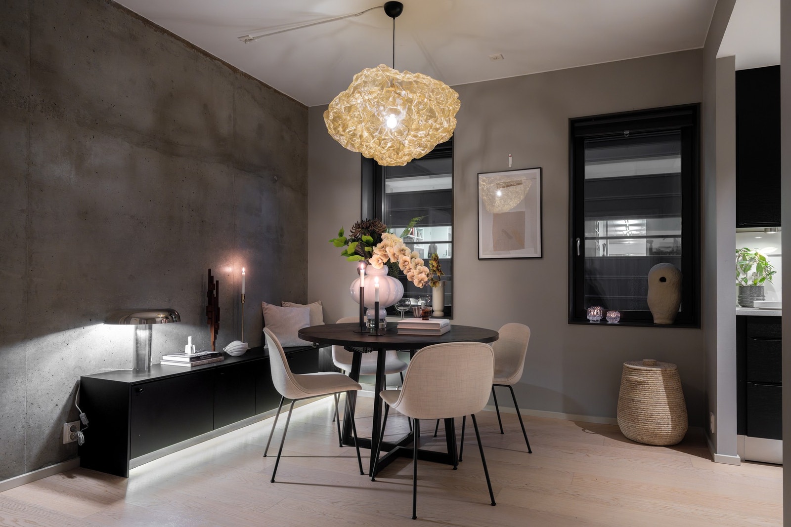 - Det er god plass til et større spisebord om ønskelig - Galleribilde