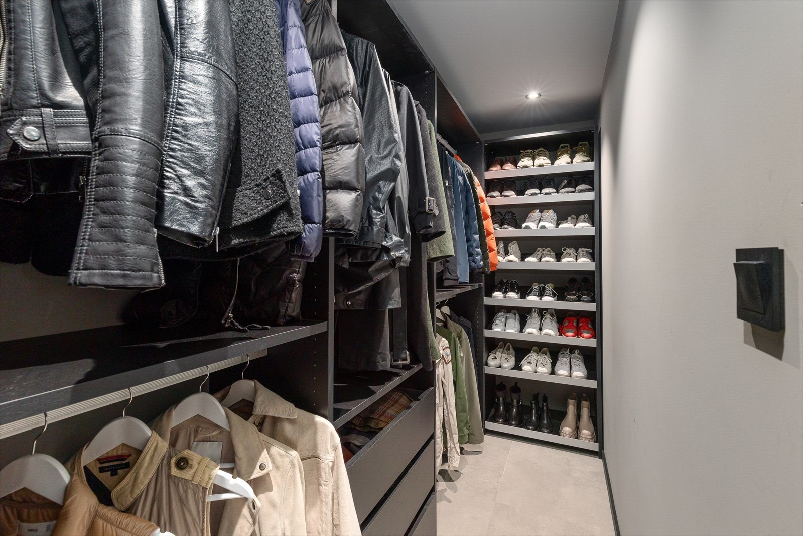 Walk-in garderobe. Galleribilde