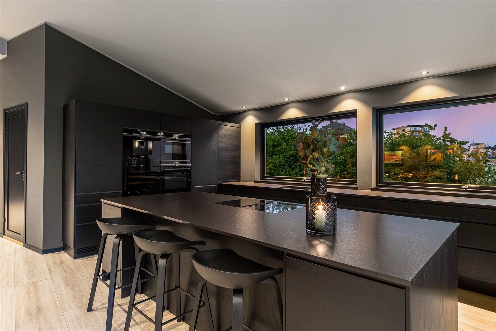 Kjøkkenøy med barstoler Galleribilde