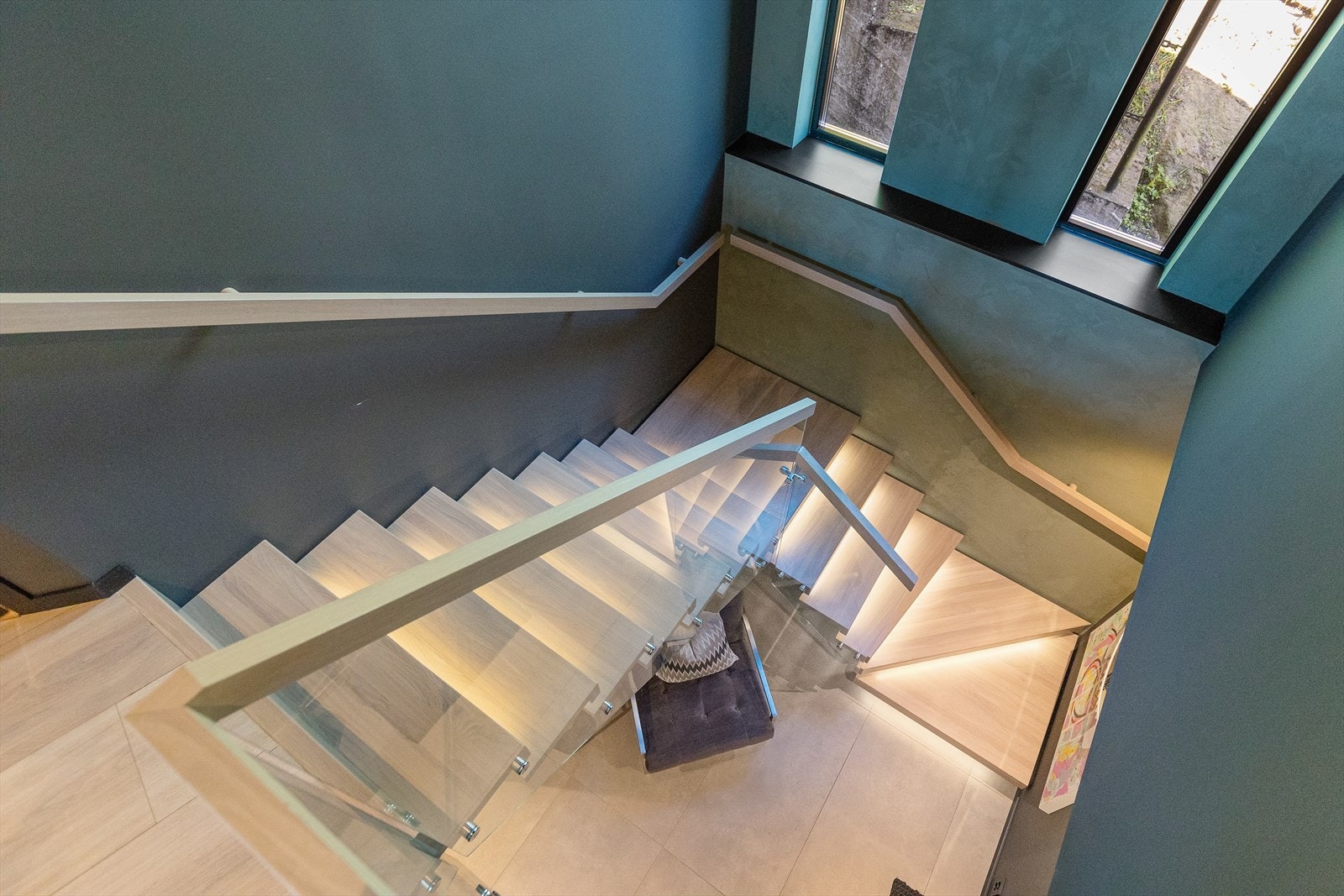 Trappen er et smykke i seg selv med led-lys under trinnene og glassrekkverk. Galleribilde