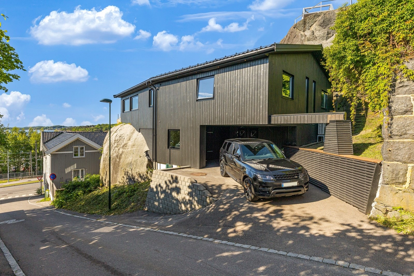 Parkering på tomten rett ved inngangspartiet. Galleribilde