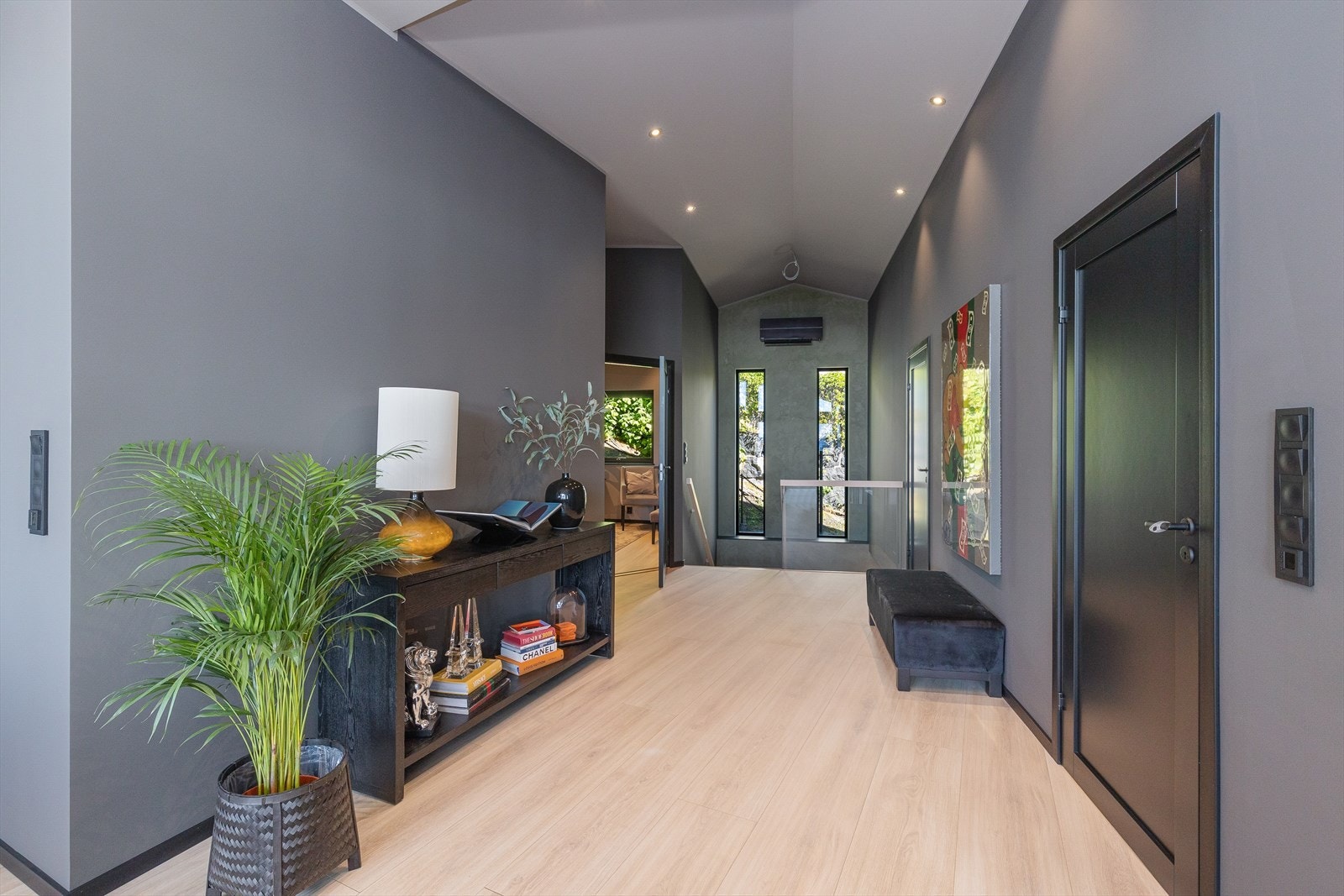 God takhøyde i hele etasjen. Downlights i alle oppholdsrom Galleribilde