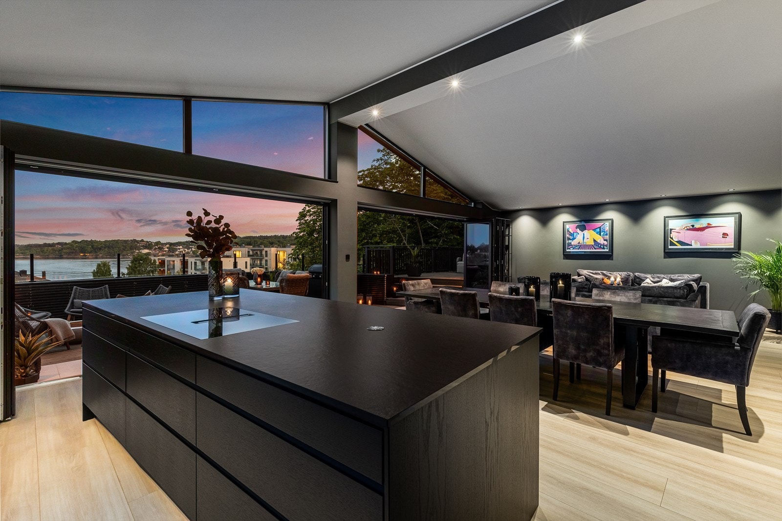 Fra kjøkkenøya som også kan være anretning er det kort vei til spisestuen Galleribilde