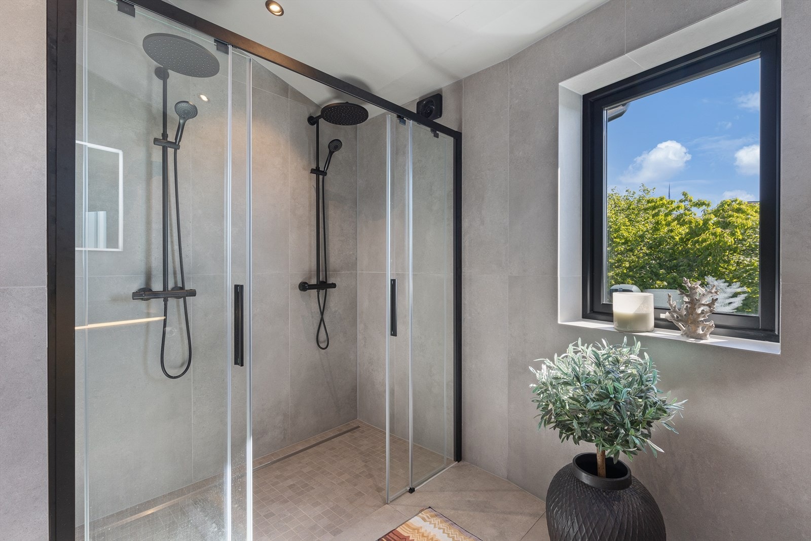 Stor dusjnisje med dobbel regnfallsdusj Galleribilde