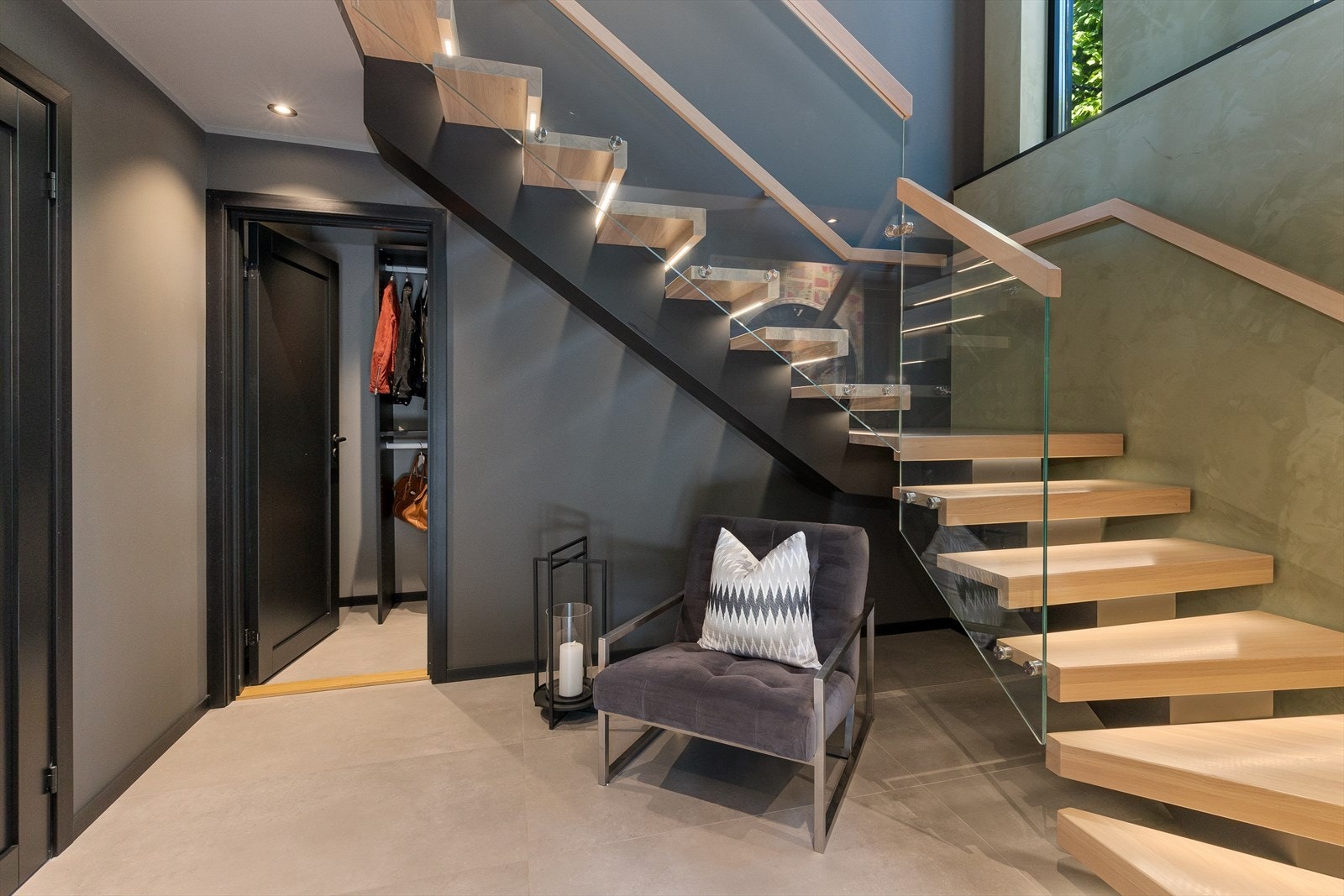 Walk-in garderobe under trappen. Galleribilde