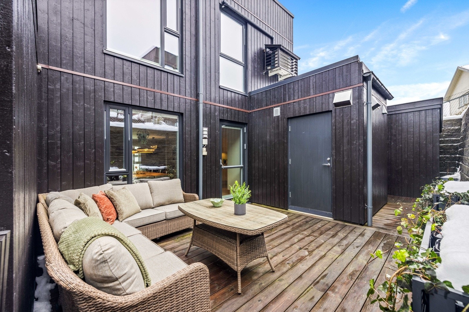 Her er det også tilgang til to praktiske uteboder for oppbevaring av sesongsartikler, puter o.l. en i tilknytning til huset og en frittstående. Galleribilde