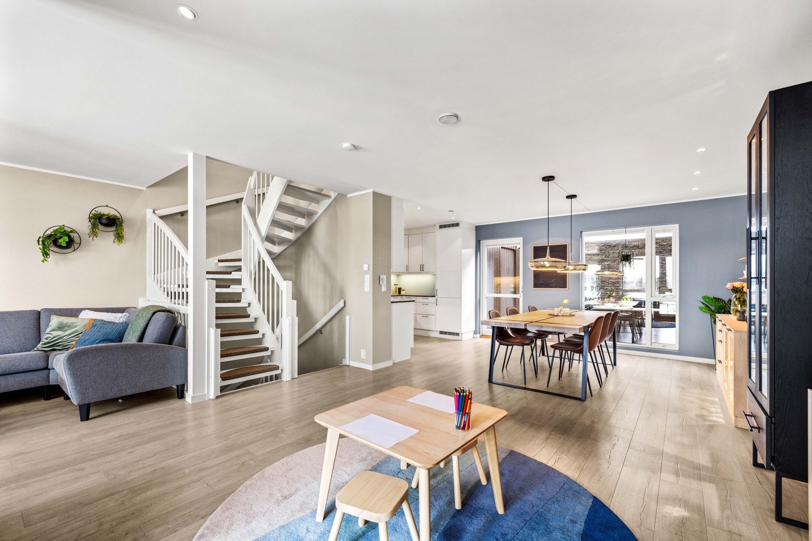 I mellometasjen ligger et åpent allrom som forener stue og kjøkken. Galleribilde