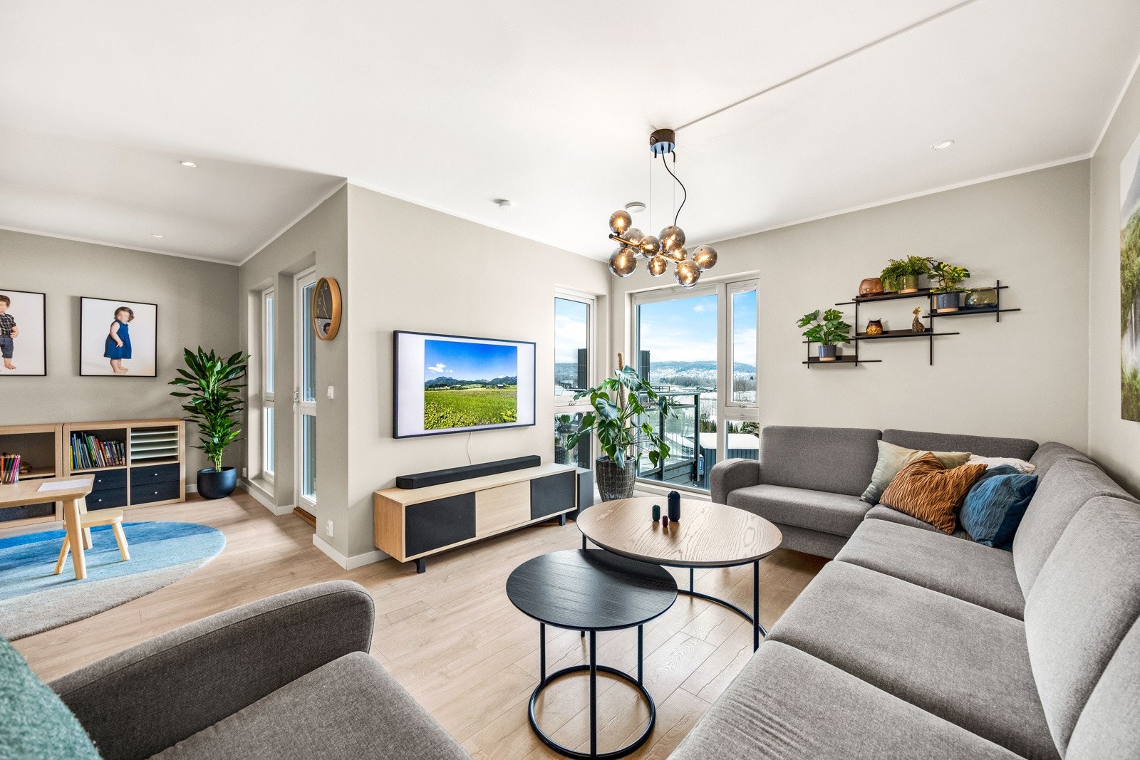 Lyse overflater, vannbåren gulvvarme og store vinduer som sikrer godt med dagslys Galleribilde