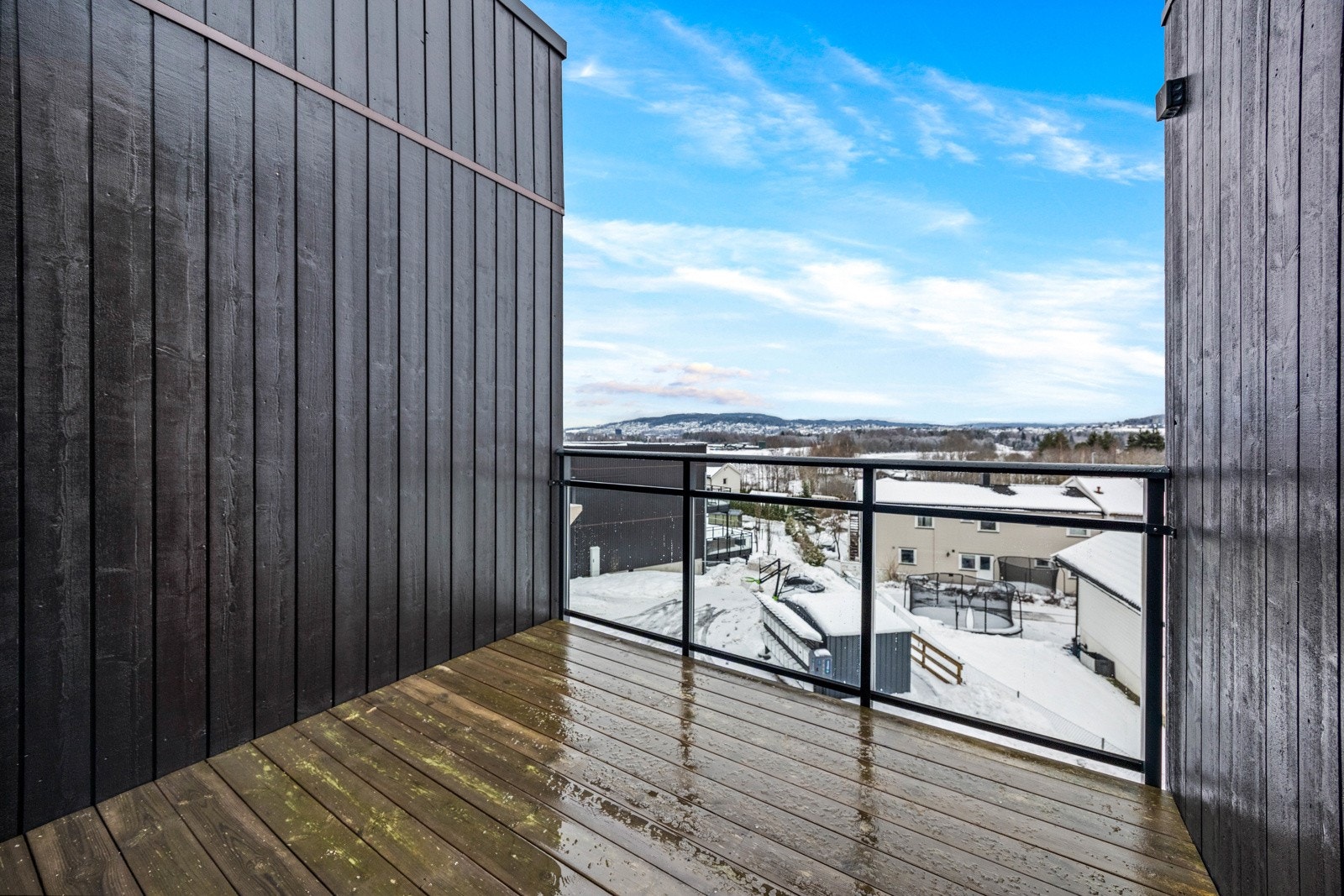 Uteplassen måler ca. 7 kvm og har markise som skjermer for solen ved behov, utebelysning og stikk. Galleribilde