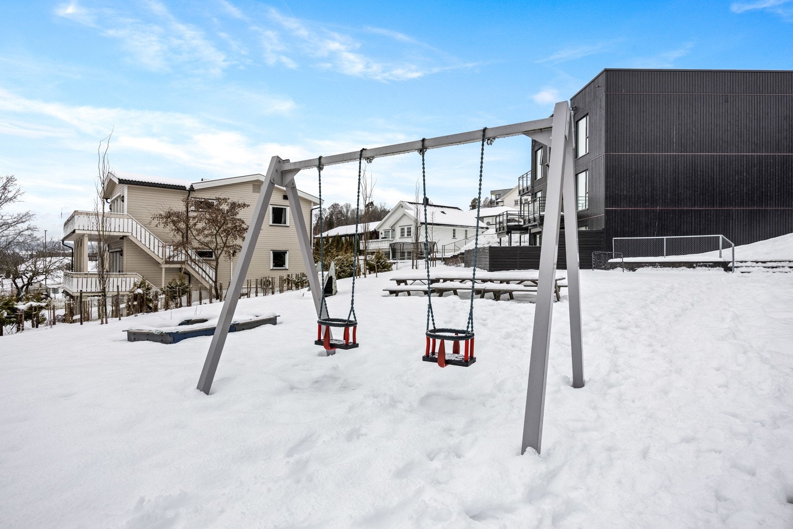 Barnevennlig nabolag med flere lekeplasser på feltet. Galleribilde