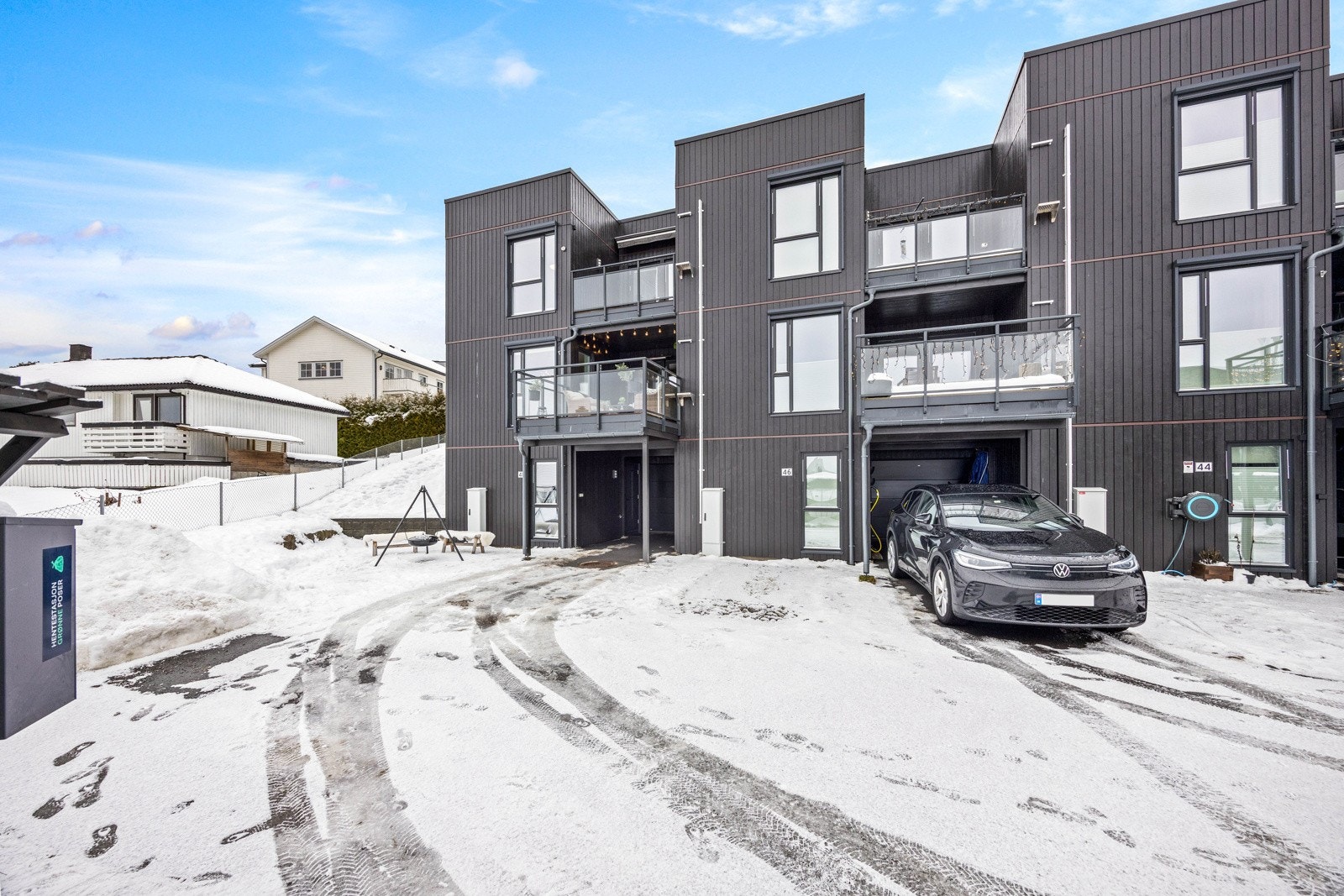 Parkering i garasje, carport og foran rekkehuset. Galleribilde
