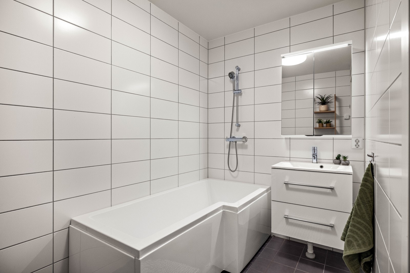 Pent baderom i underetasjen med badekar. Galleribilde