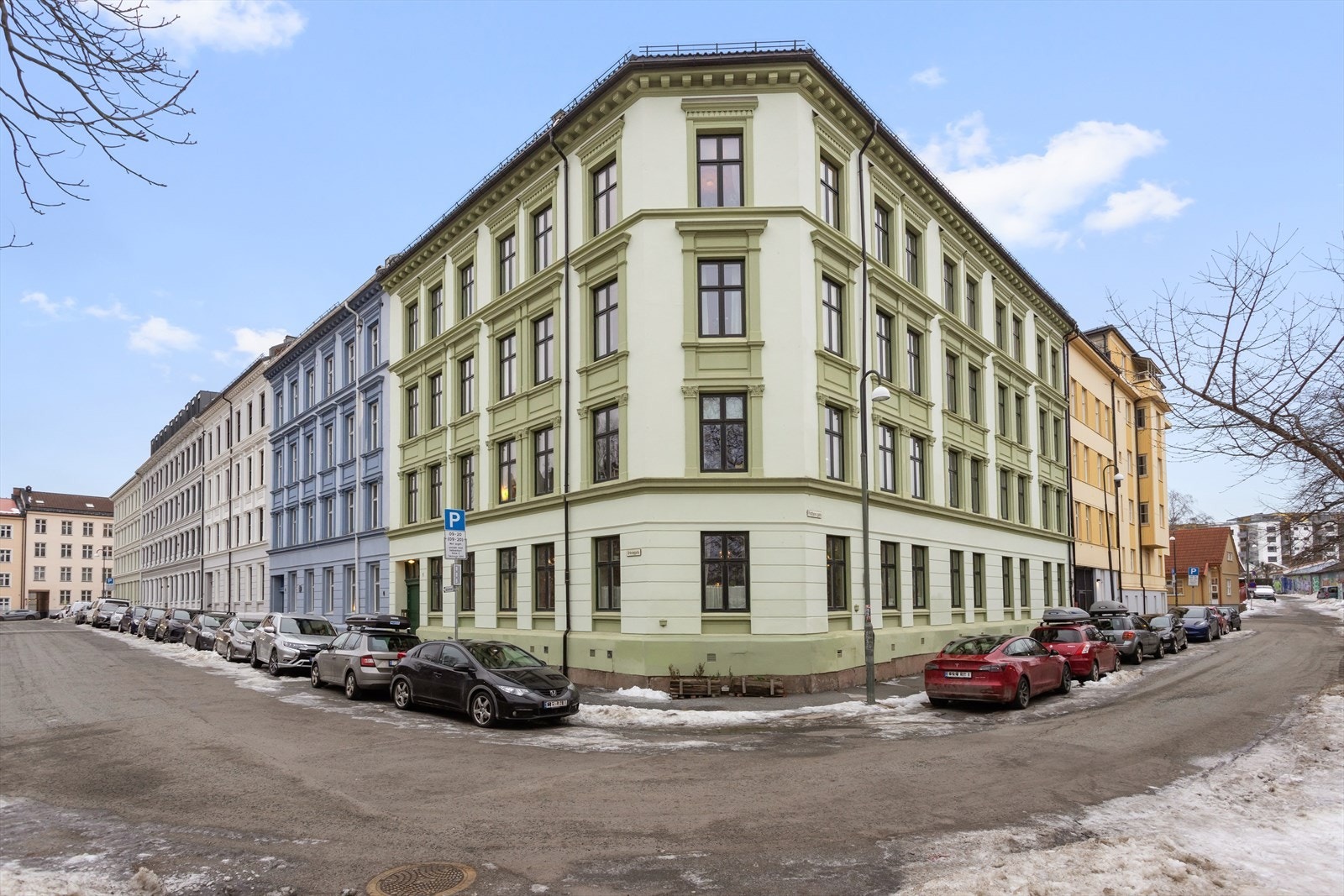 Leiligheten ligger i en klassisk hjørnegård på Vålerenga. Galleribilde