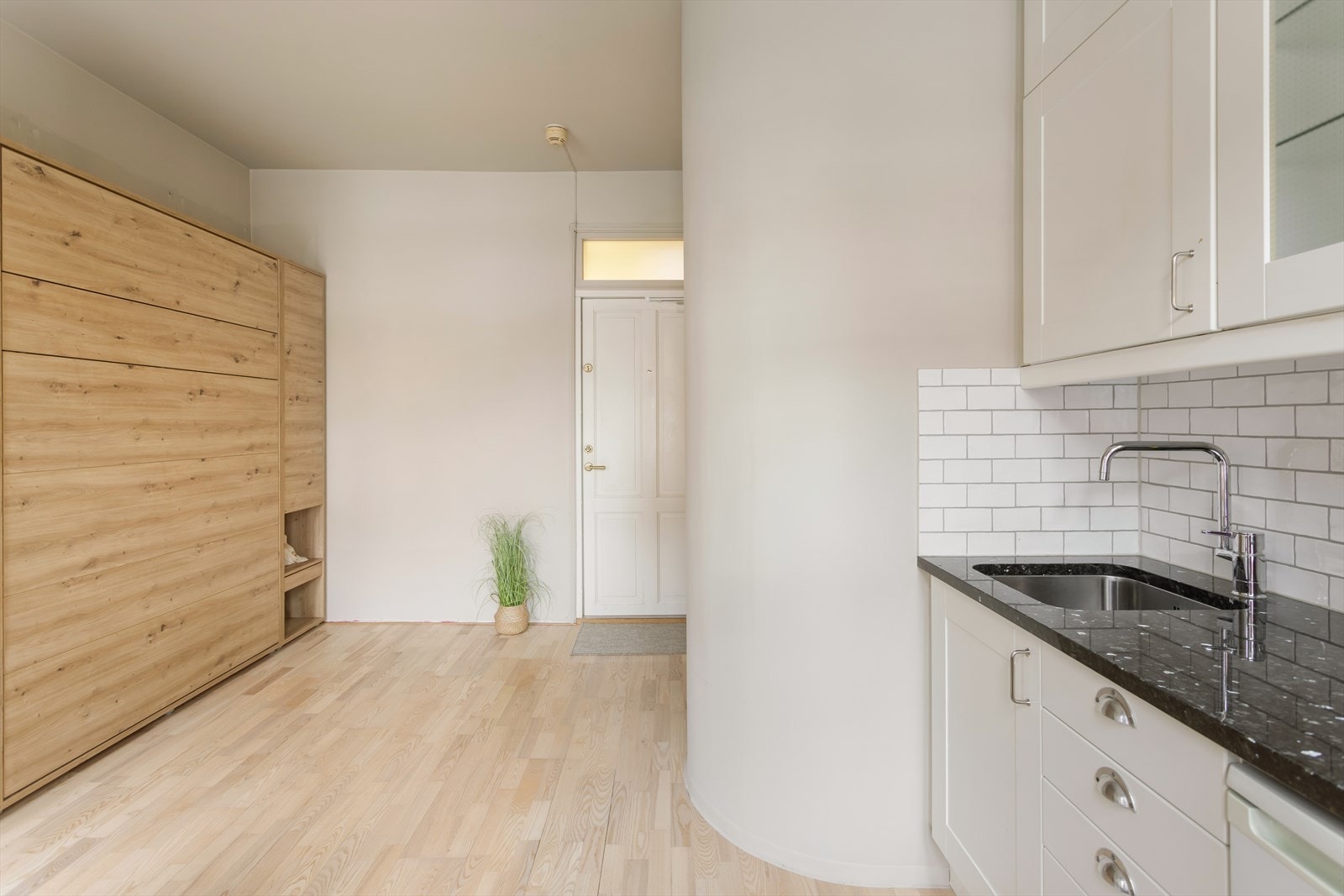 Kjøkkenet er utstyrt med ovn og kjøl-/fryseskap som medfølger. Galleribilde