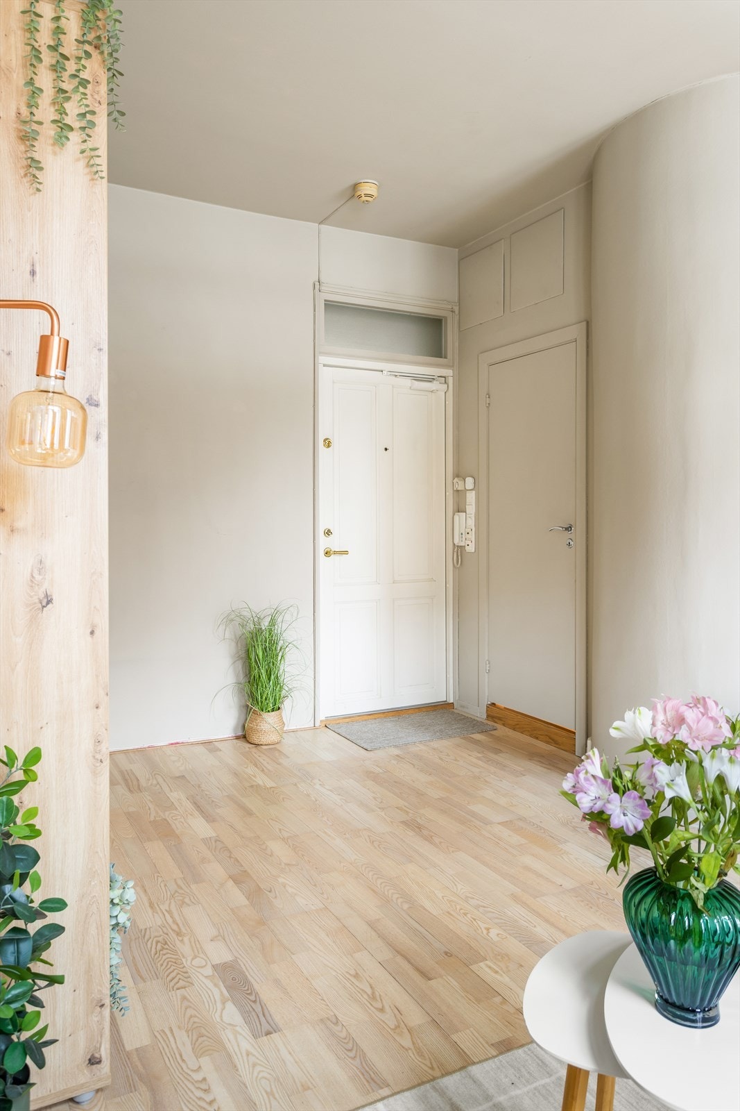 Velkommen til en innbydende leilighet med klassiske detaljer! Galleribilde