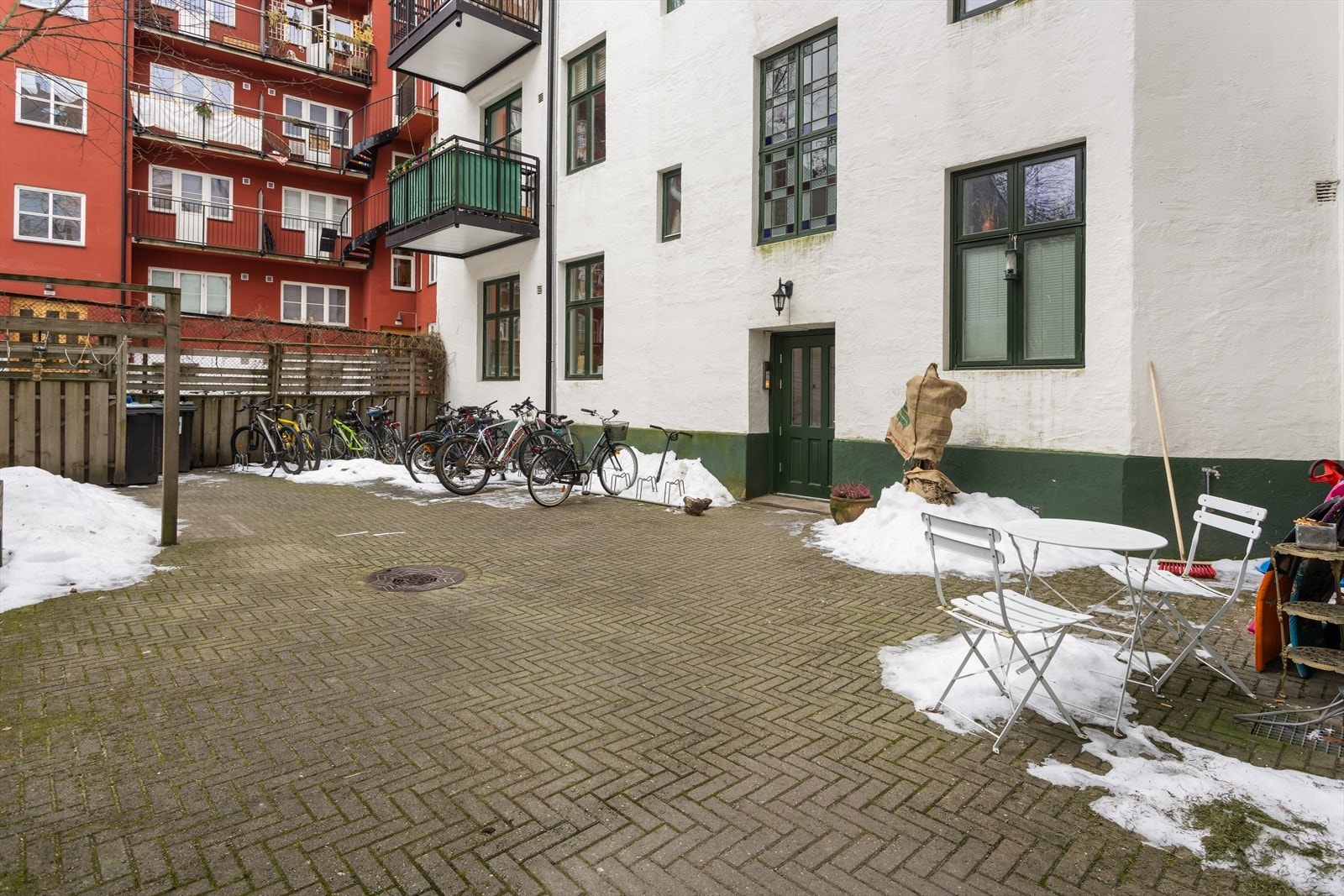 Borettslaget har en hyggelig og skjermet bakgård med sykkelparkering. Galleribilde