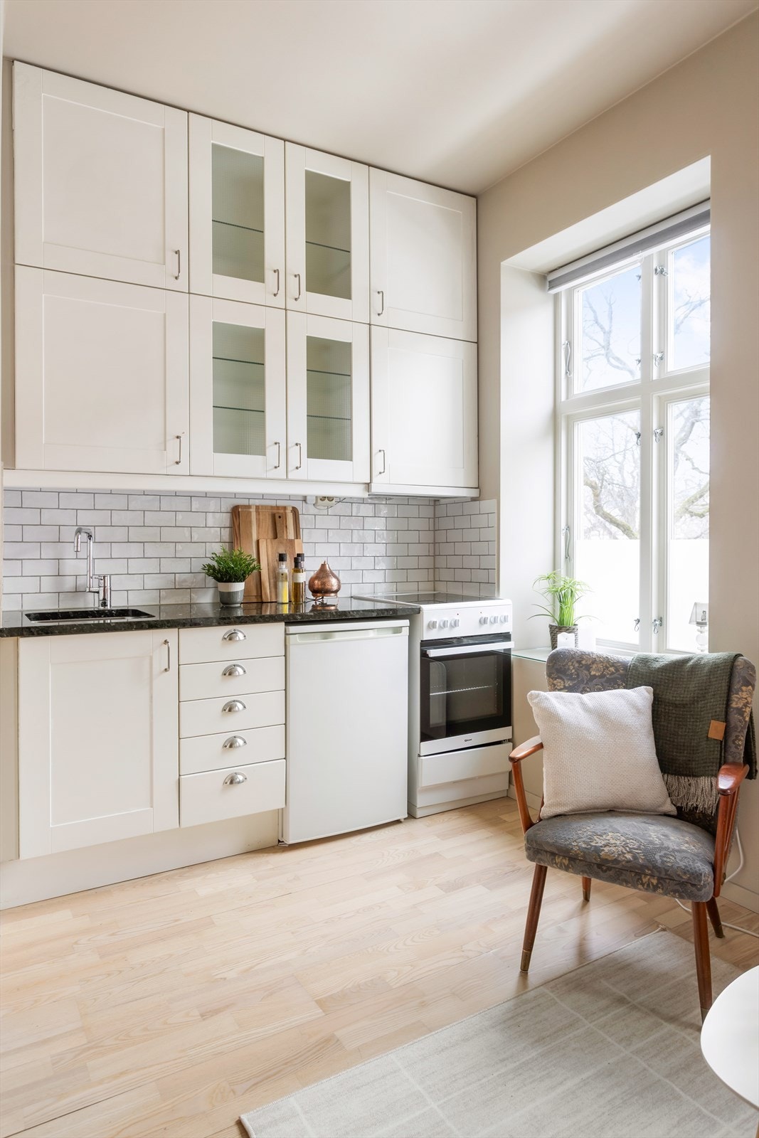 Kjøkkenet har en tidløs utforming med takhøy kjøkkeninnredning som gir godt med skap- og oppbevaringsplass, samt et ryddig og helhetlig uttrykk. Galleribilde