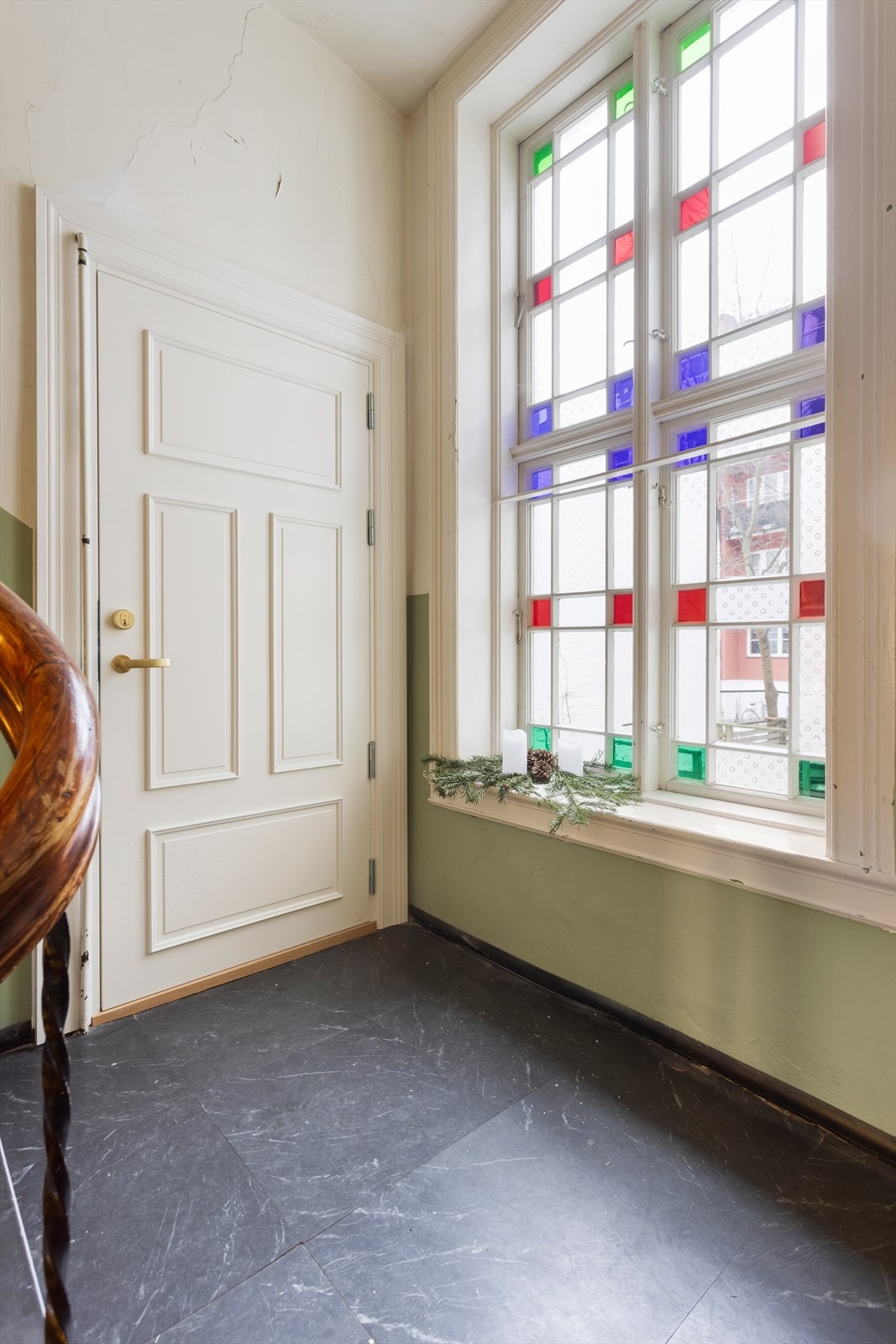 Bygården har et velholdt og representativt felles trapperom med originale detaljer. Galleribilde