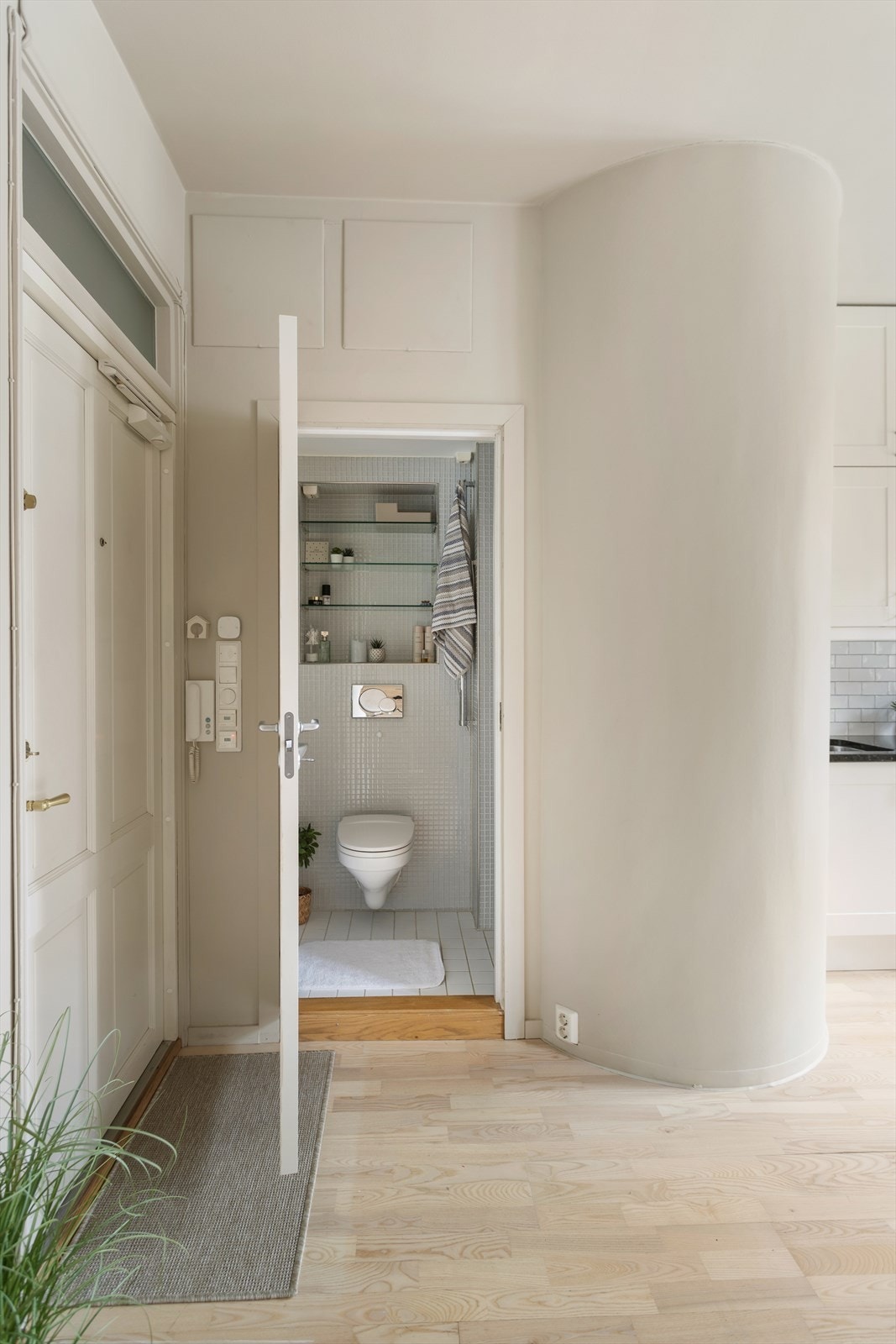 Fra entréen er det adkomst til leilighetens bad. Galleribilde