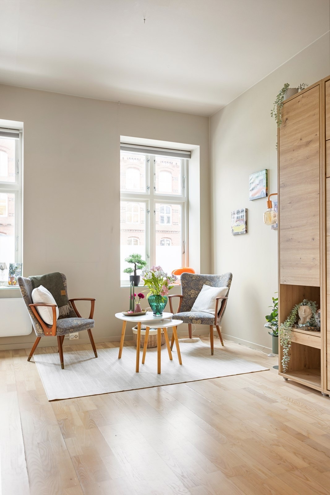 I boligen er det delikate overflater med slettmalte vegger og parkettgulv med varme. Galleribilde