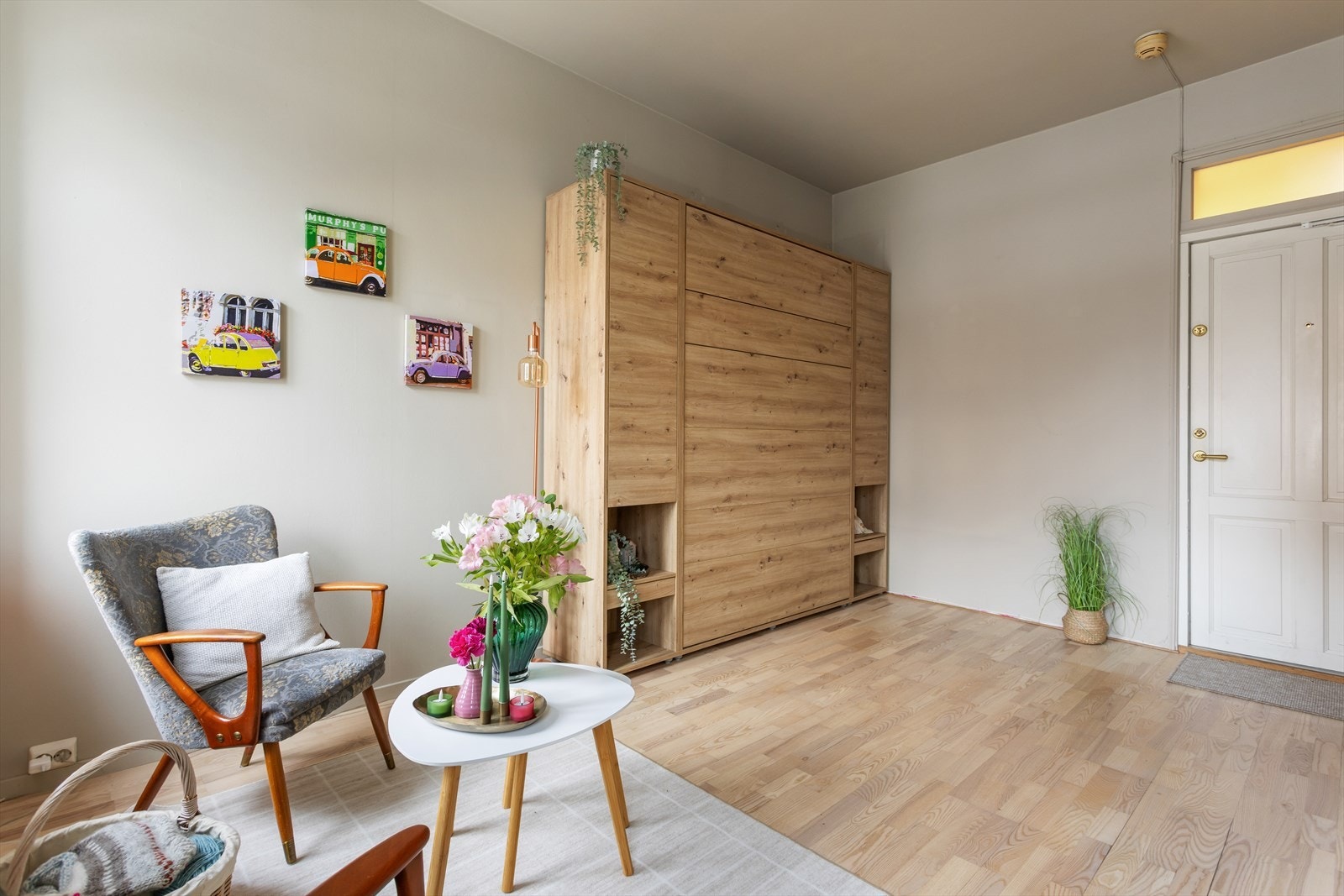 Leiligheten har en åpen og sosial planløsning som forener stue, kjøkken og soveplass på en effektiv måte. Galleribilde