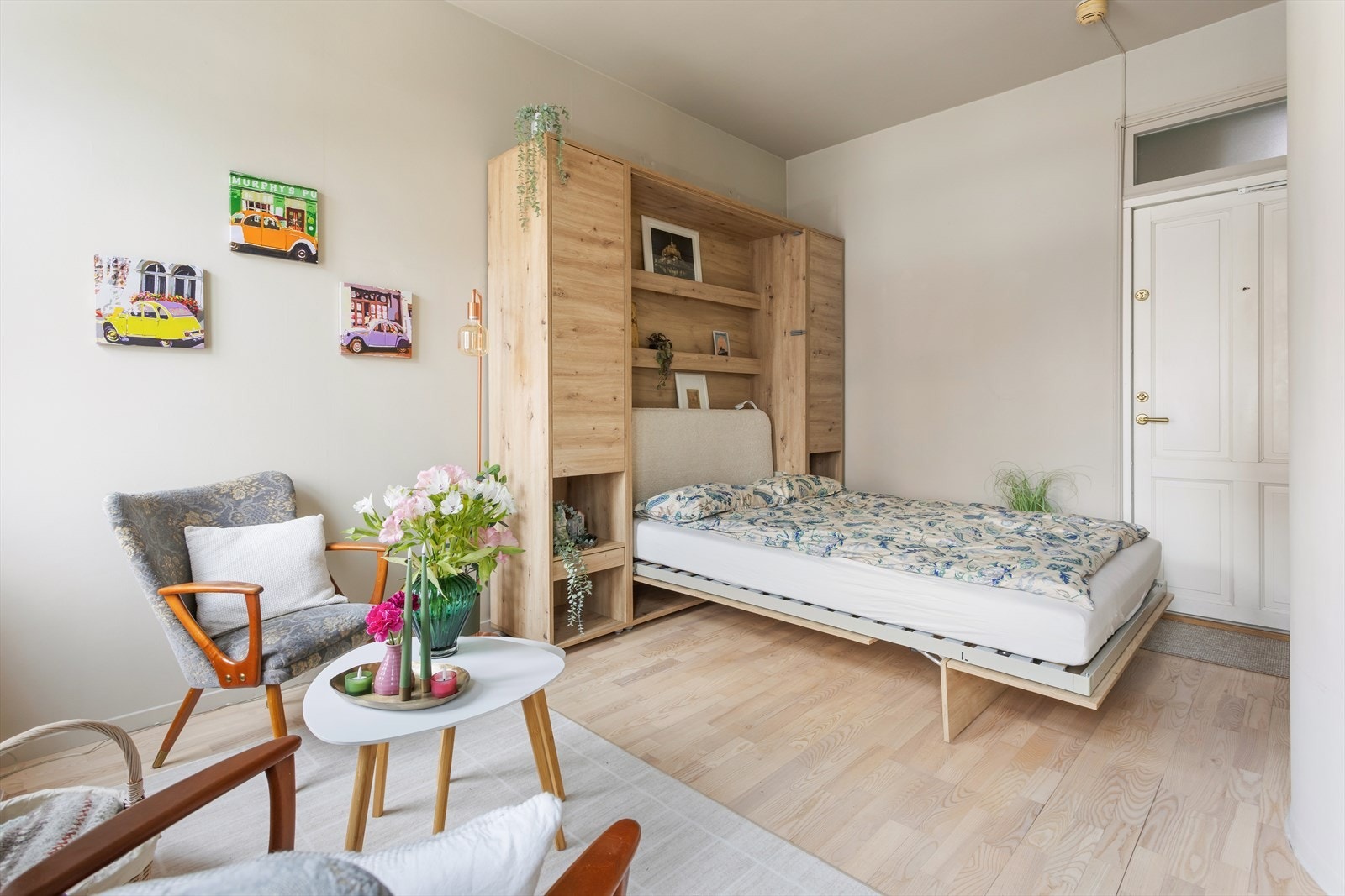 Med sengen nede transformeres rommet til et komfortabelt soverom. Galleribilde