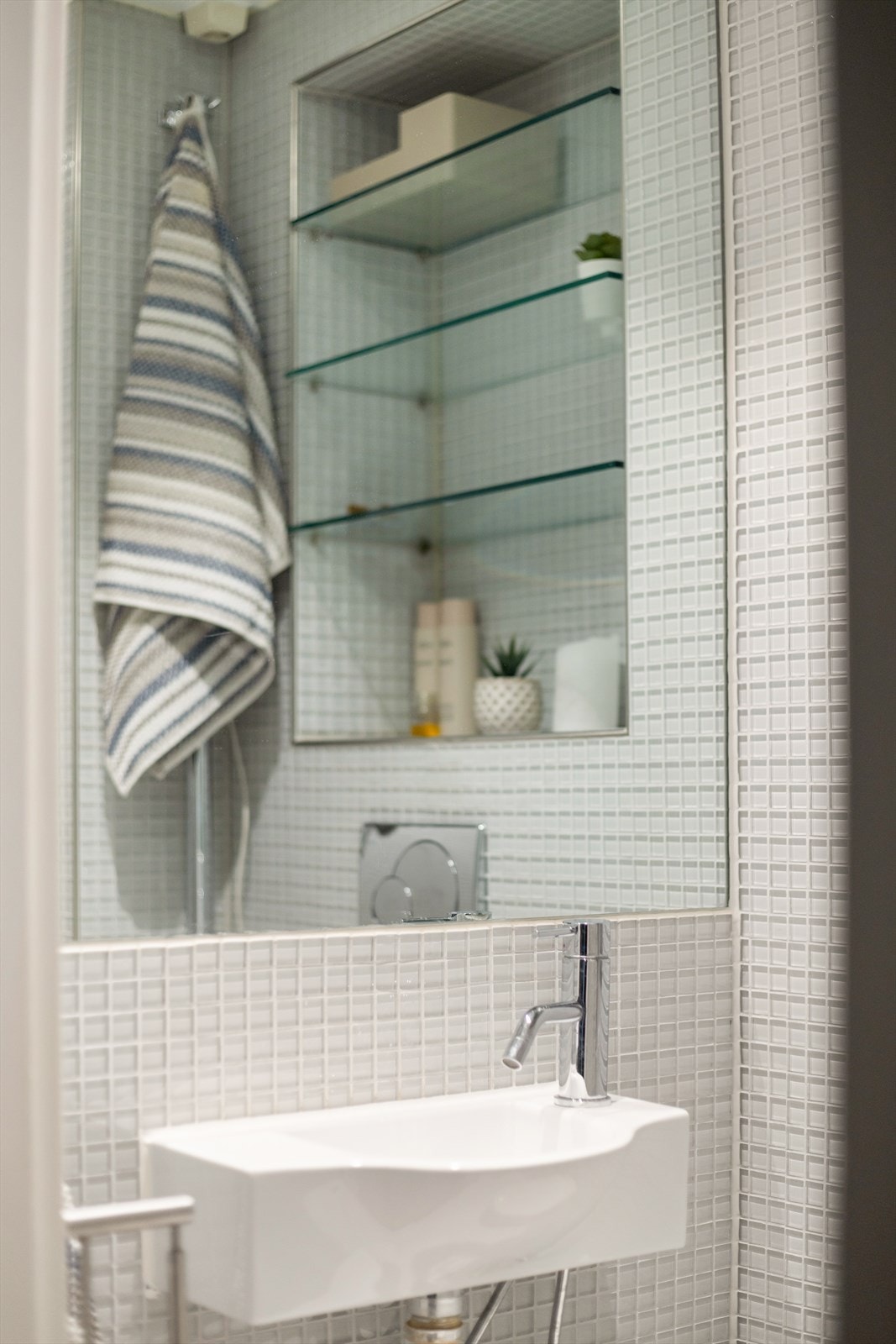 Innfelt speil over servant. Galleribilde