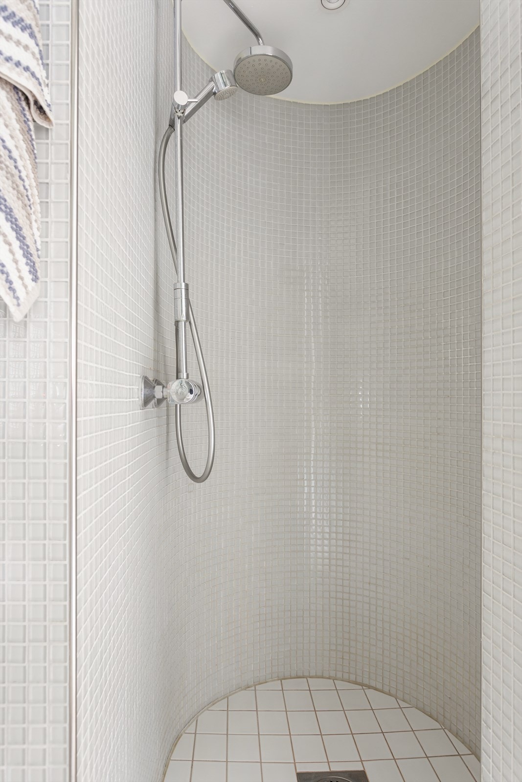 Den buede dusjnisjen er en arealeffektiv og stilren løsning. Galleribilde